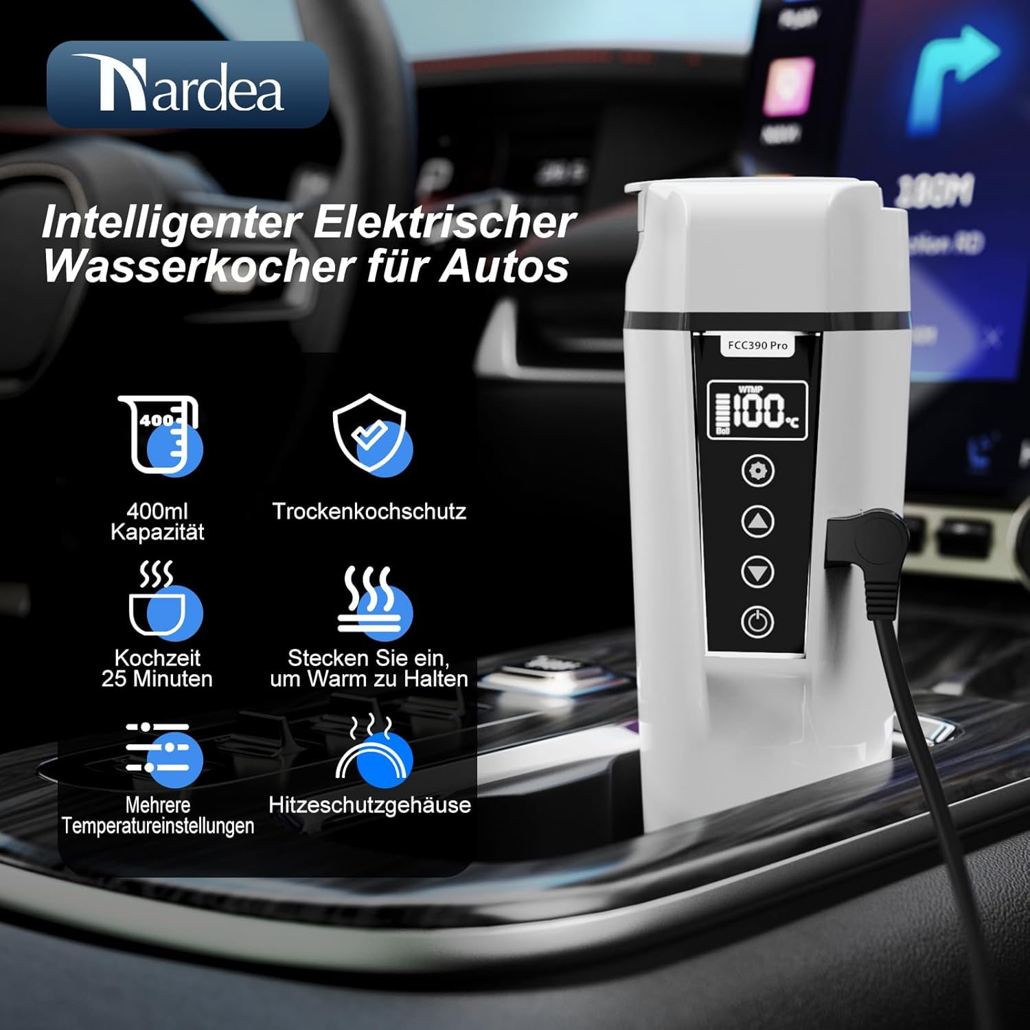 Ein weißer elektrischer Wasserkocher mit Digitalanzeige steht in einem Auto. Symbole zeigen Kapazität, Kochzeit und Heizeinstellungen.