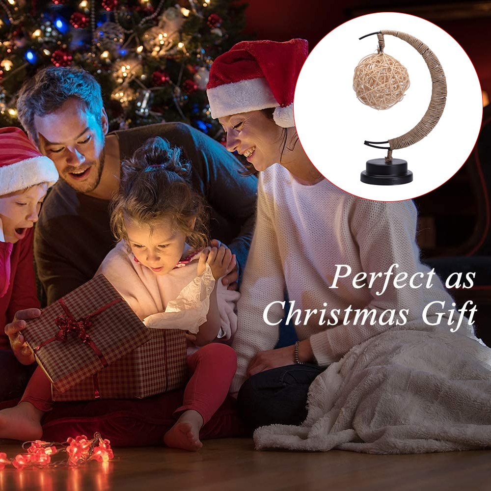 Familie öffnet Weihnachtsgeschenk. Eine Lampe wird gezeigt. Die Familie steht vor einem Weihnachtsbaum mit Lichtern.
