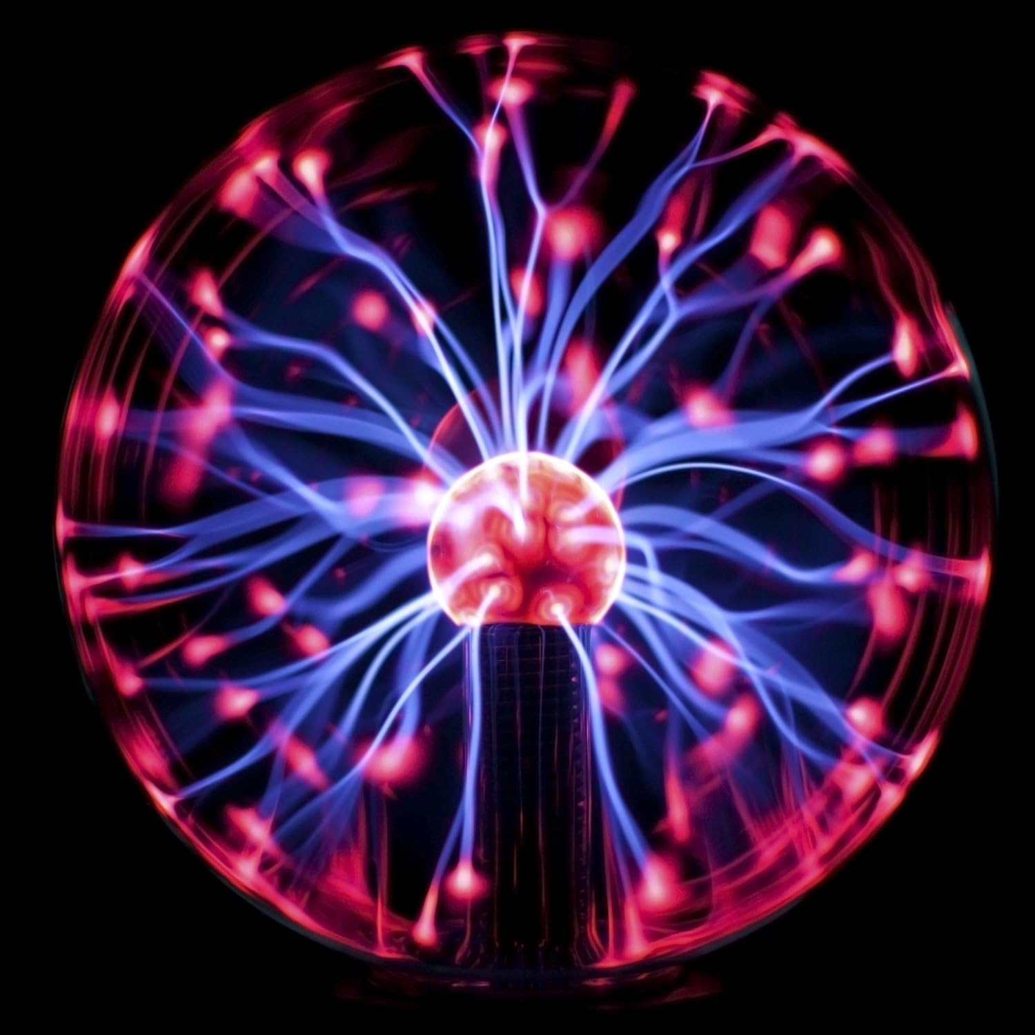 Eine Plasmakugel leuchtet mit roten und blauen elektrischen Entladungen. Eine zentrale Kugel strahlt Licht aus, das zur Oberfläche reicht.