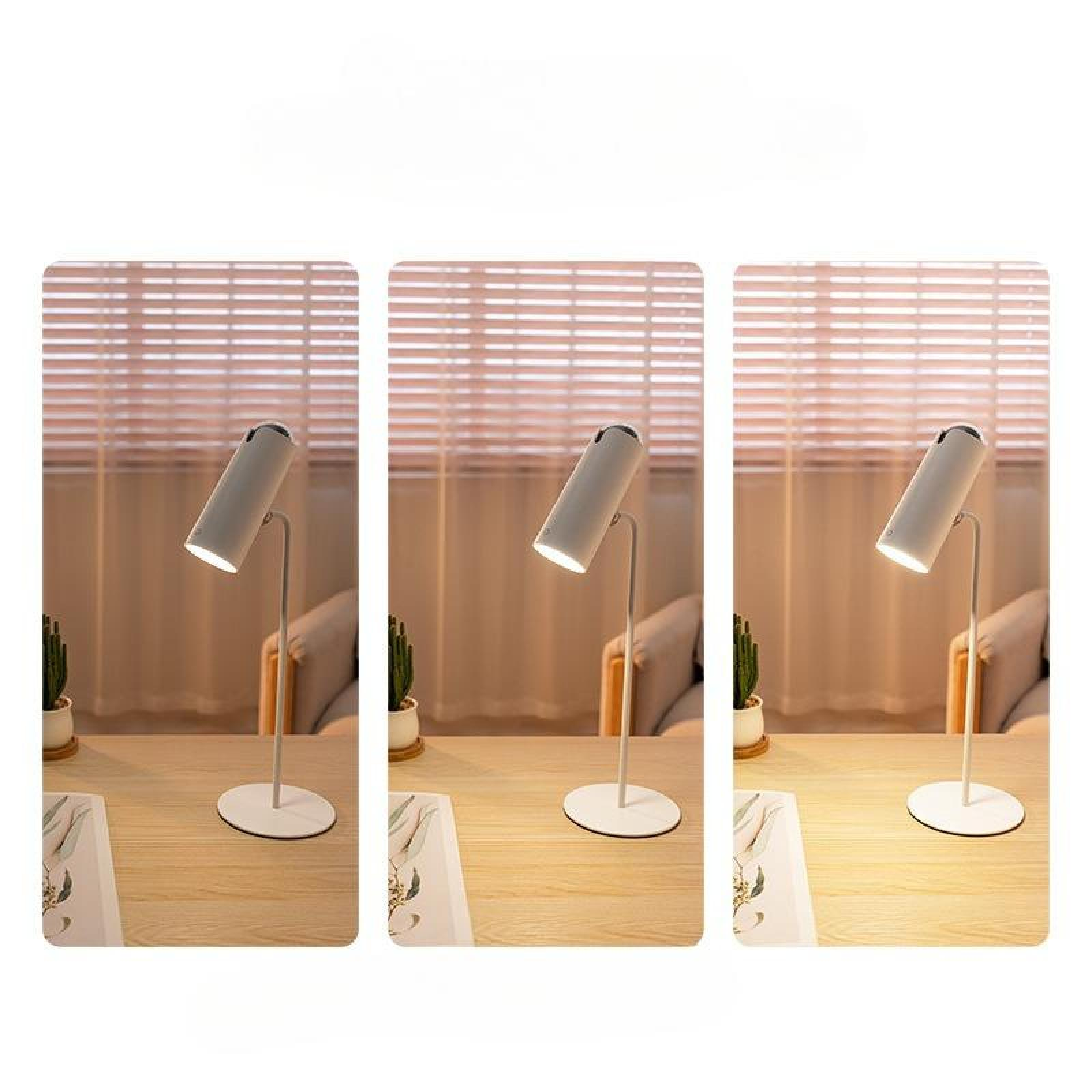 Drei Bilder von weißen Schreibtischlampen auf einem Holztisch. Dahinter sind ein Fenster mit Jalousien, eine Couch und Pflanzen zu sehen.