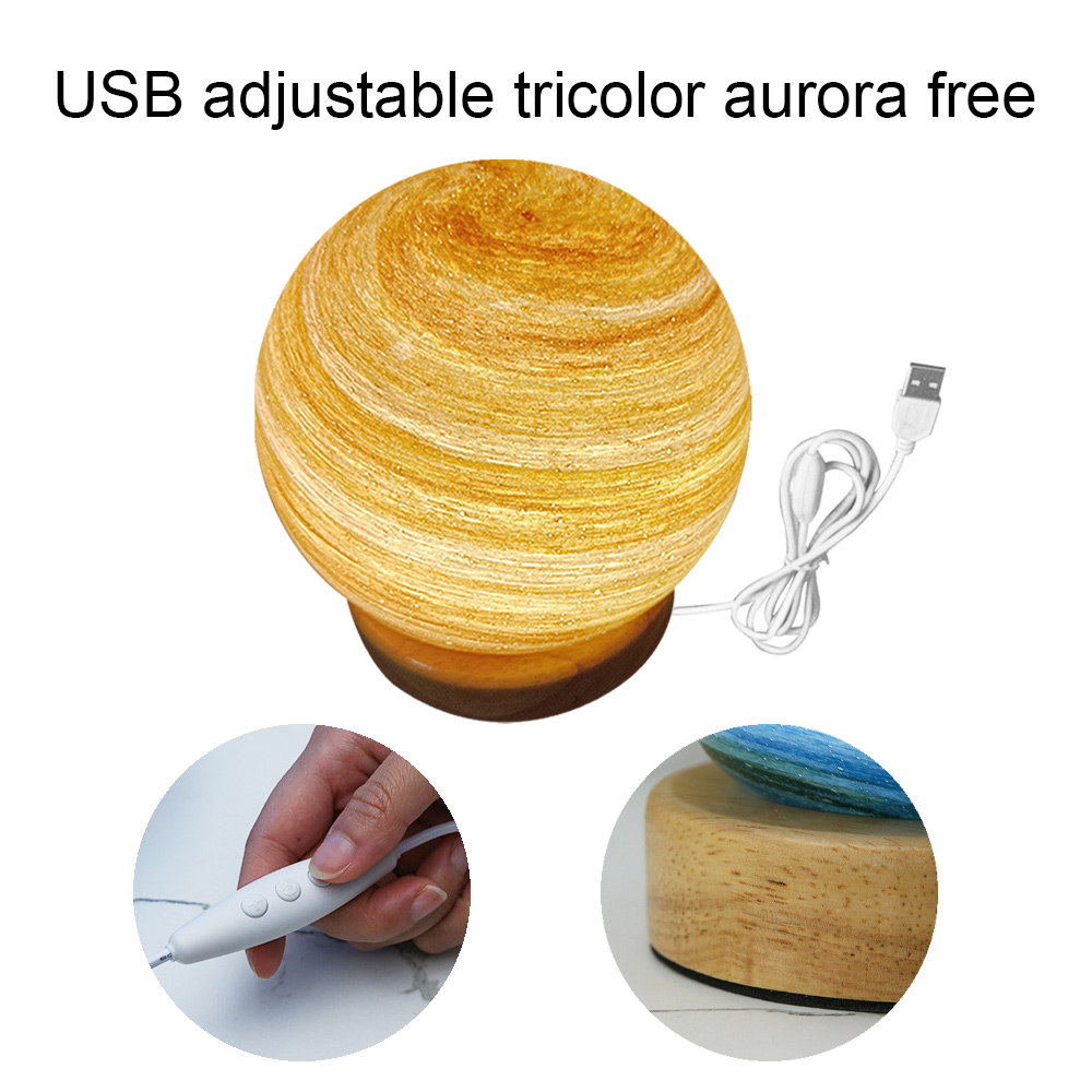 Eine kugelförmige Lampe mit USB-Kabel. Details umfassen eine Hand, die einen Controller hält, und einen Holzsockel. Die Lampe hat ein warmes, wirbelndes Muster.