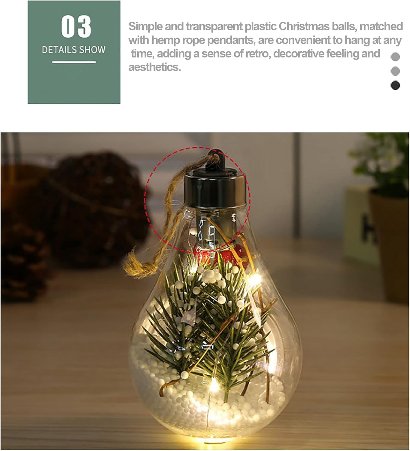 Klare Glühbirne mit Weihnachtsdekorationen. Es hat ein Hanfseil und ein beleuchtetes Innere mit Holzhintergrund.