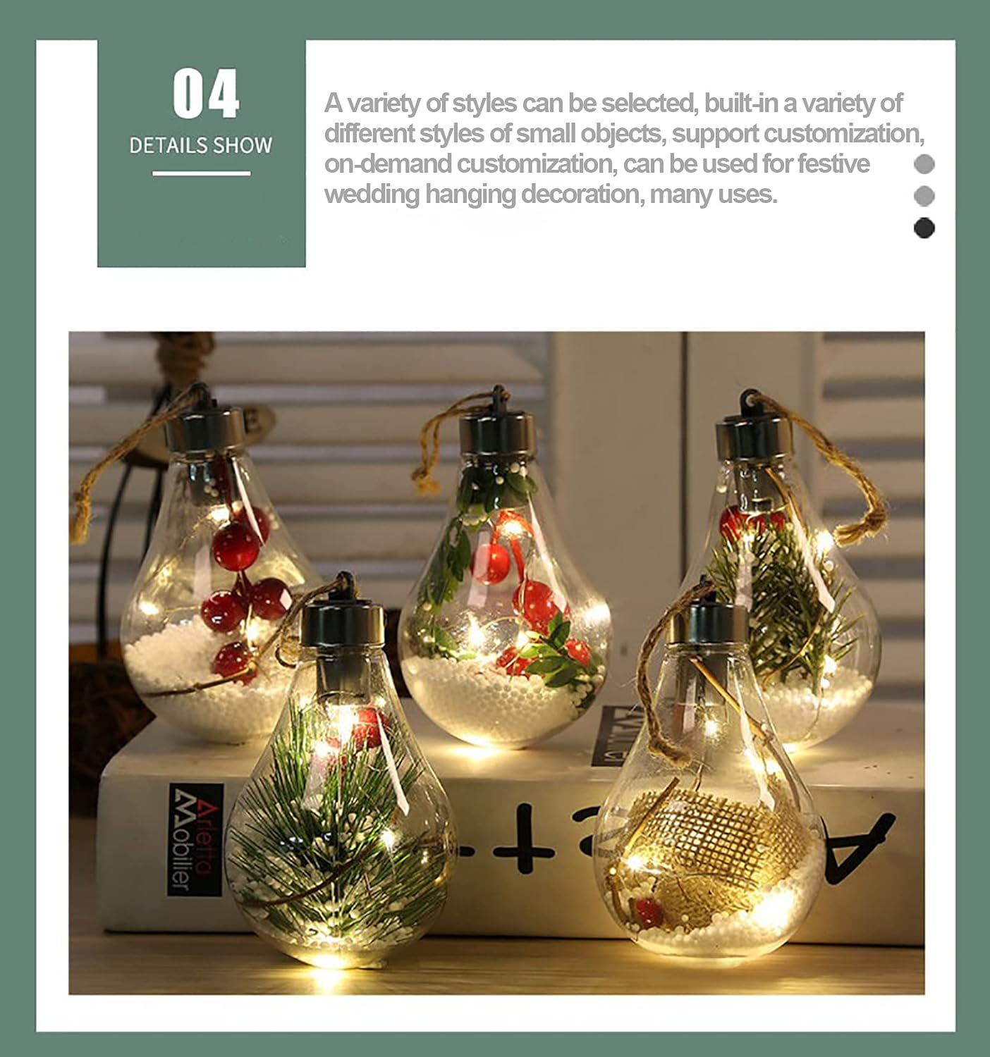 Fünf Glühbirnen-Ornamente mit verschiedenen Füllungen wie Beeren und Grün, beleuchtet mit Lichterketten, auf einem Buch liegend.