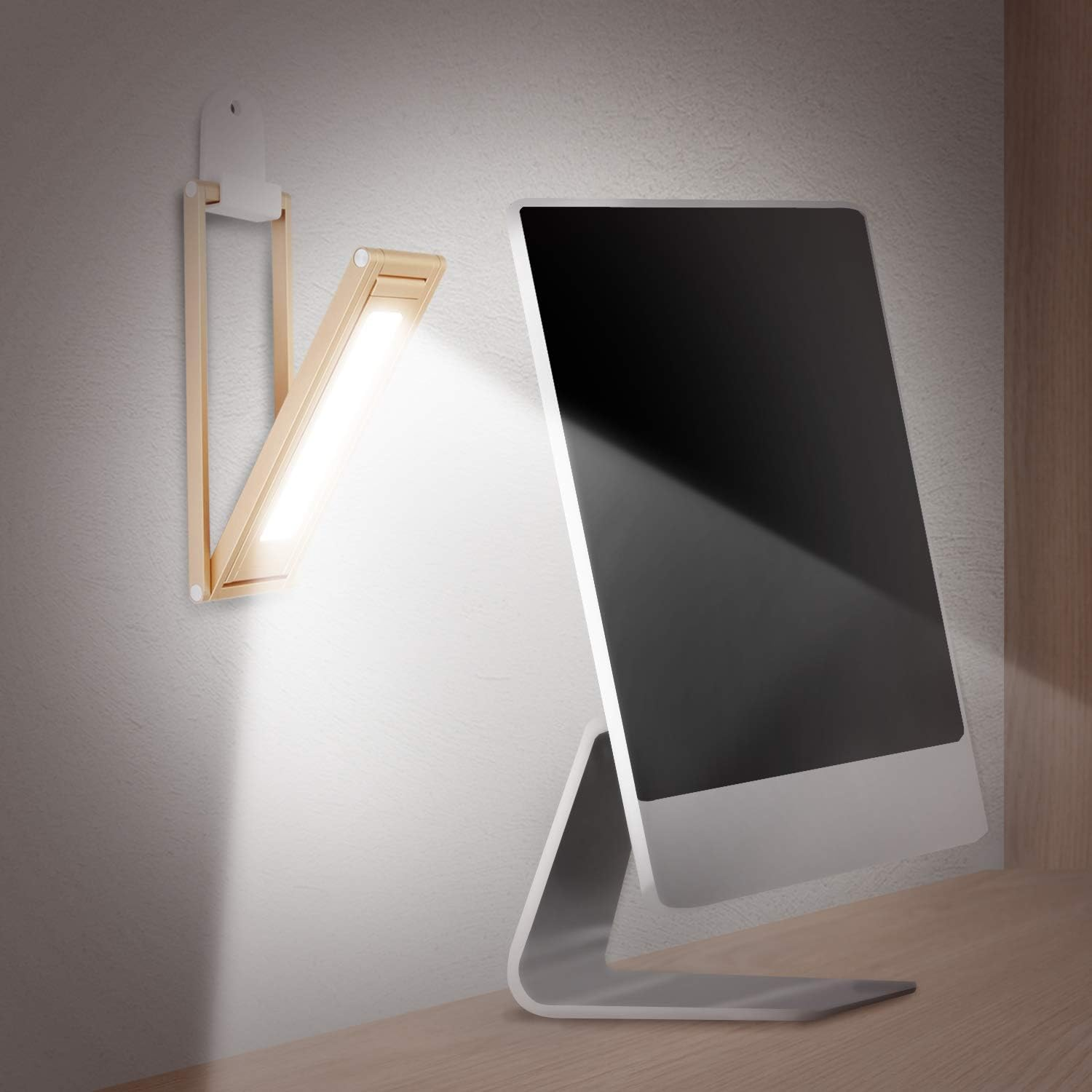 Eine Schreibtischlampe beleuchtet einen Computermonitor. Die Lampe ist aus Holz und weiß. Der Monitor ist schwarz und silber.