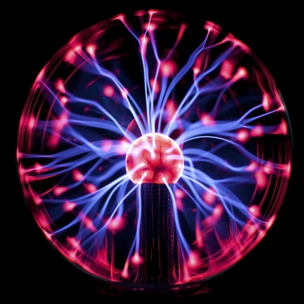 Eine Plasmakugel leuchtet mit roten und blauen elektrischen Entladungen. Sie hat eine zentrale Kugel mit nach außen gerichteter Energie.