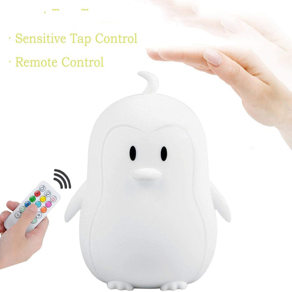 Eine weiße pinguinförmige Lampe, eine Fernbedienung und eine Hand darüber. Der Text lautet 'Sensitive Tap Control' und 'Remote Control'.
