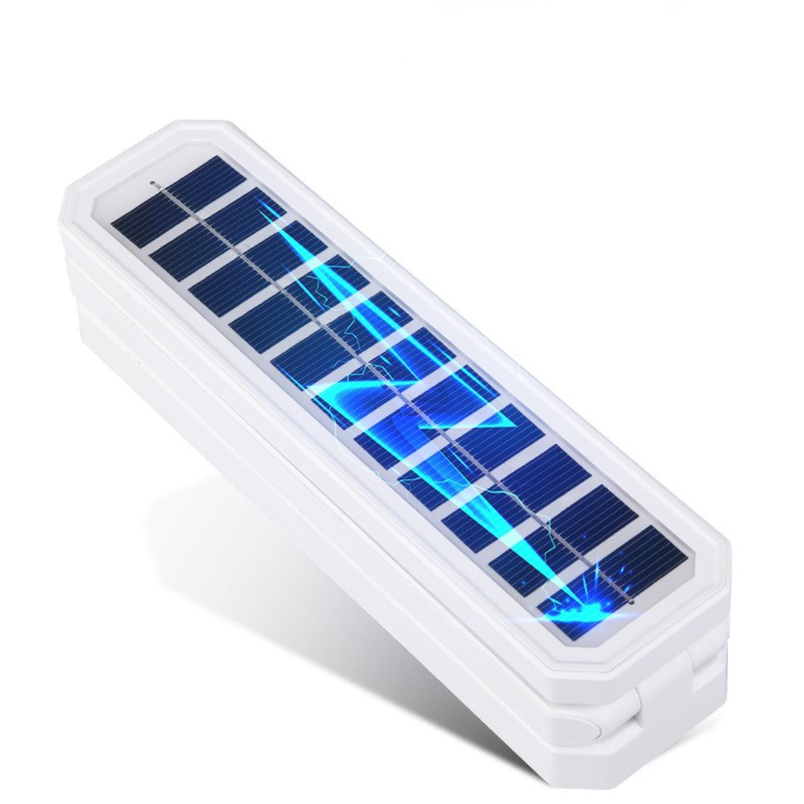 Ein weißes, rechteckiges Solarpanel mit einem Raster aus dunkelblauen Quadraten. Blaue blitzartige Grafiken sind überlagert.