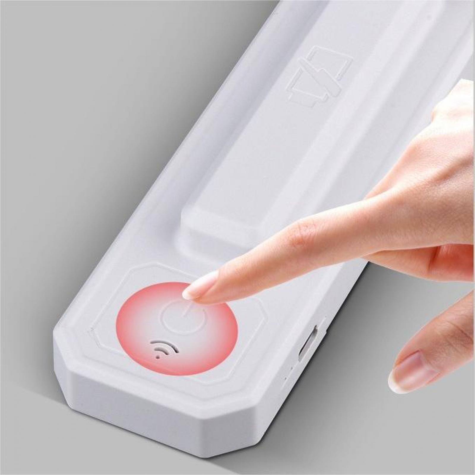 Eine Hand drückt eine Taste auf einem weißen Gerät mit roter beleuchteter Ein-/Aus-Taste. WLAN-Symbol sichtbar.