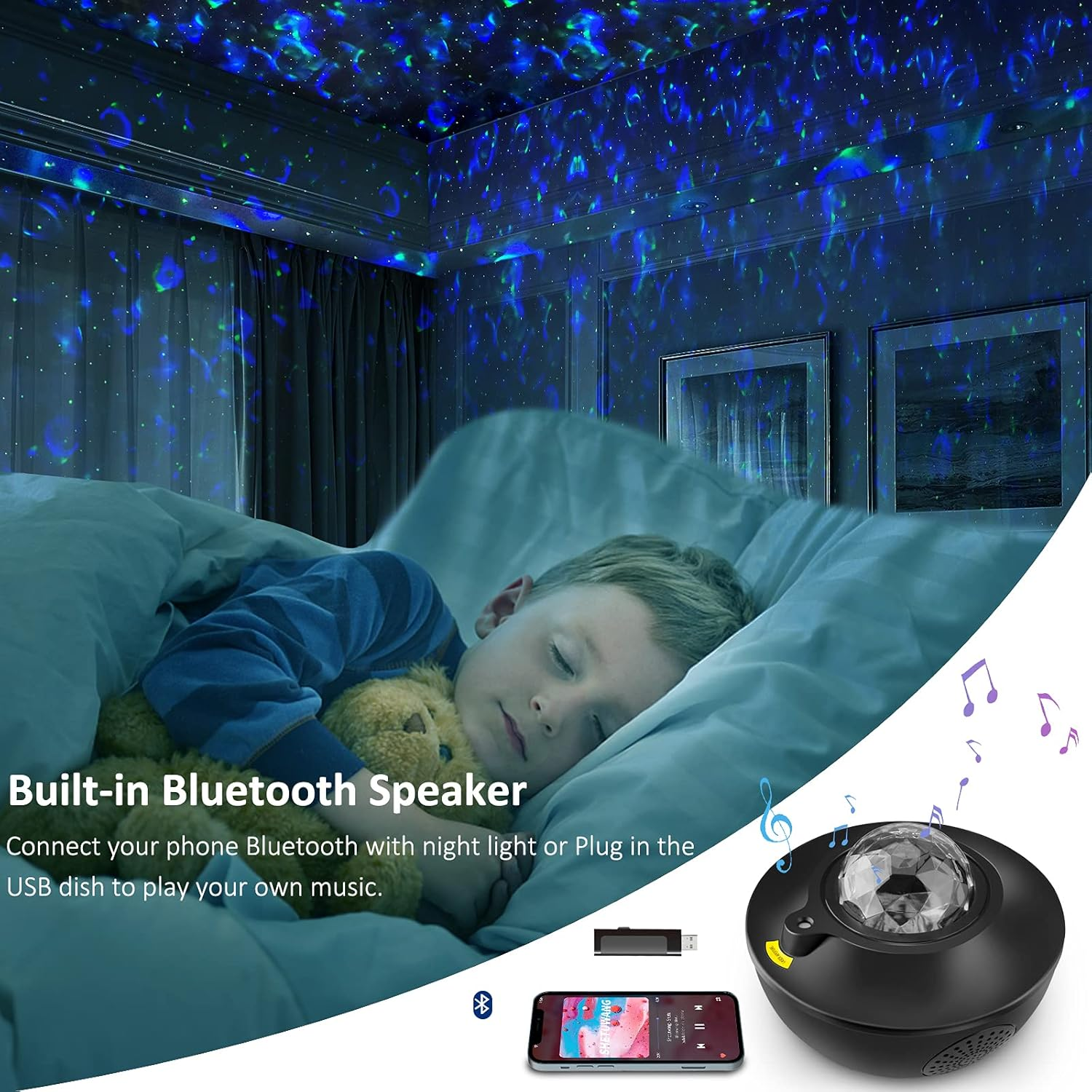 Ein Kind schläft im Bett unter Sternenhimmel-Projektion. Ein Nachtlicht, Telefon und USB-Stick sind im Vordergrund.
