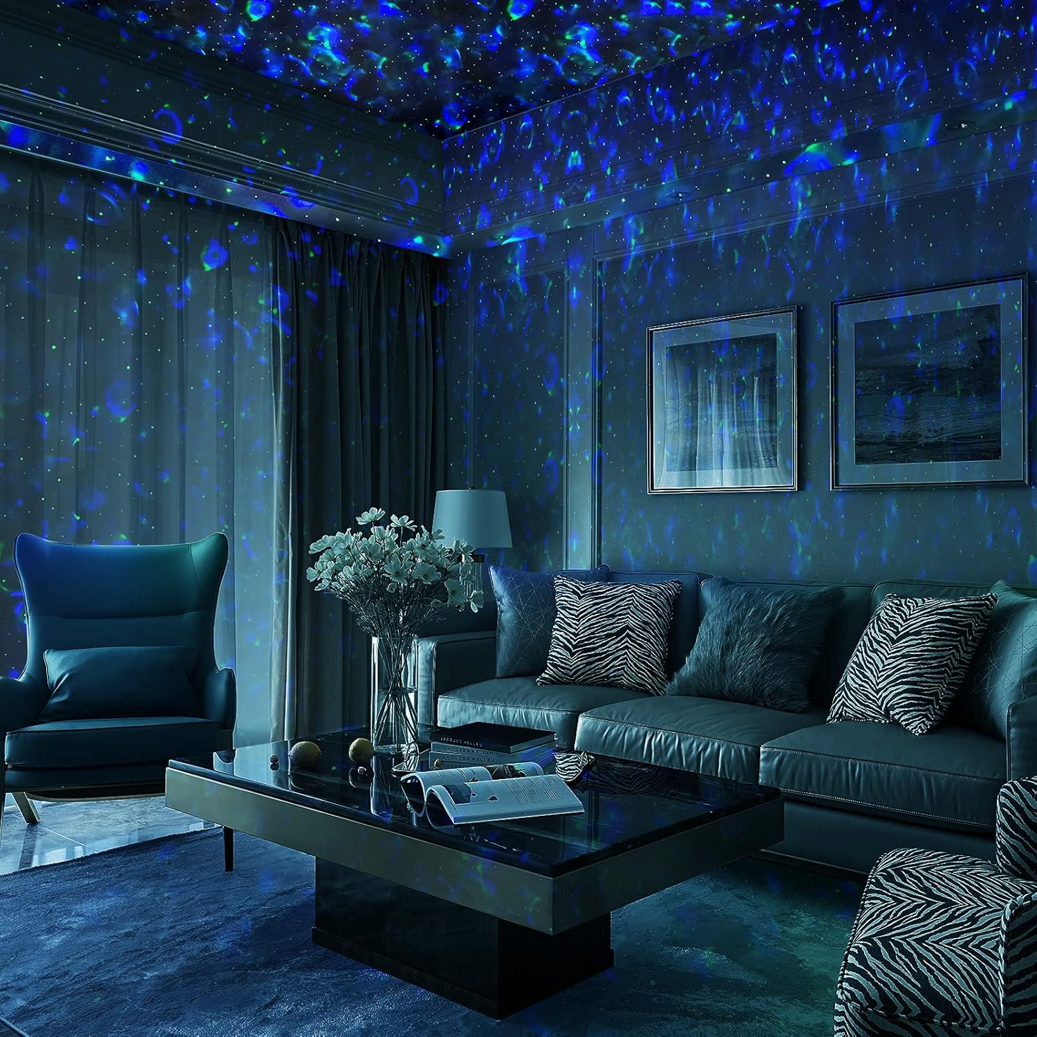 Ein Wohnzimmer mit einem Galaxieprojektor an der Decke. Eine Couch, ein Sessel, ein Couchtisch und Bilder an der Wand sind sichtbar.