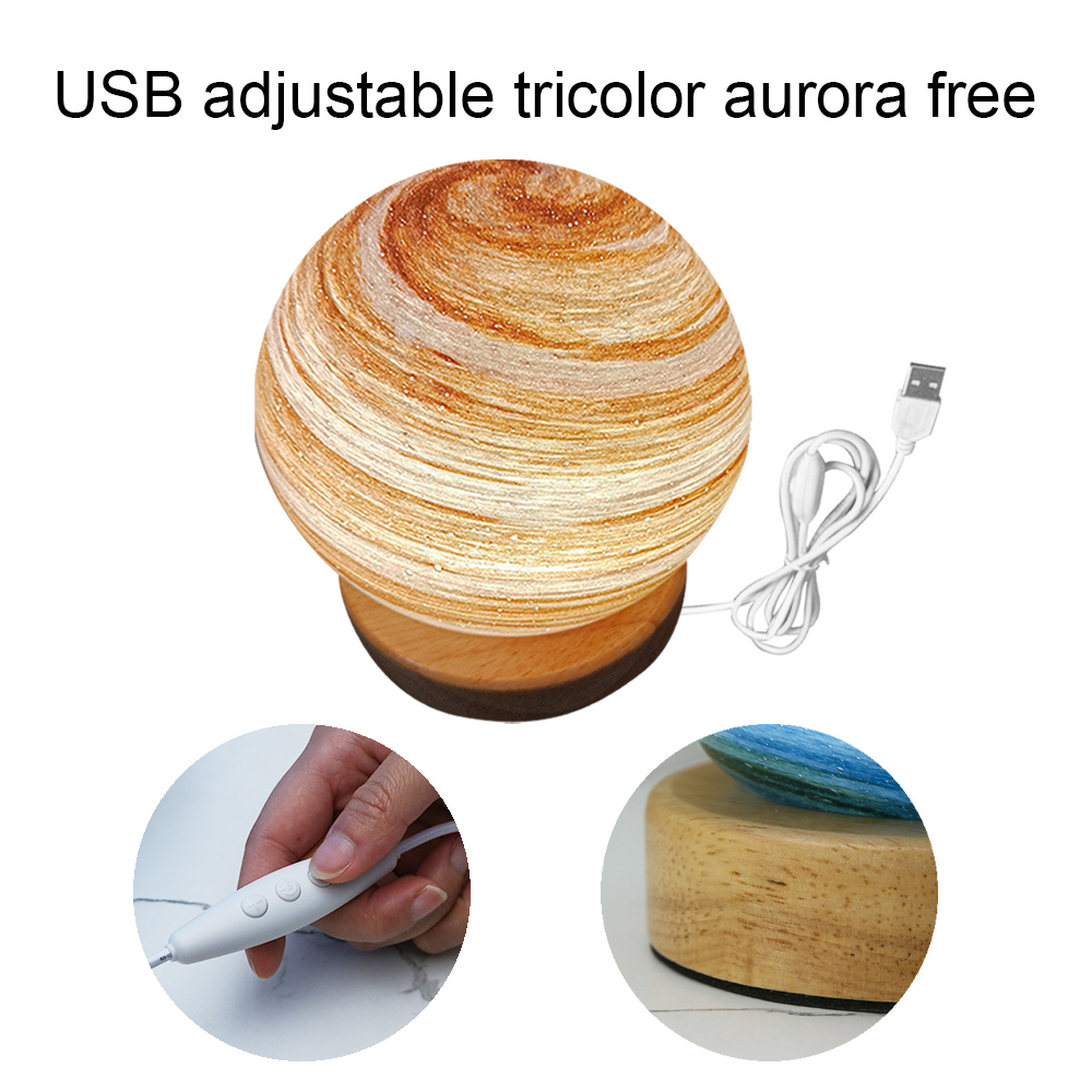 Eine dekorative Lampe mit einer marmorierten Kugel und einem Holzsockel. Sie hat ein USB-Kabel und eine Fernbedienung. Zusätzliche Bilder zeigen Details.