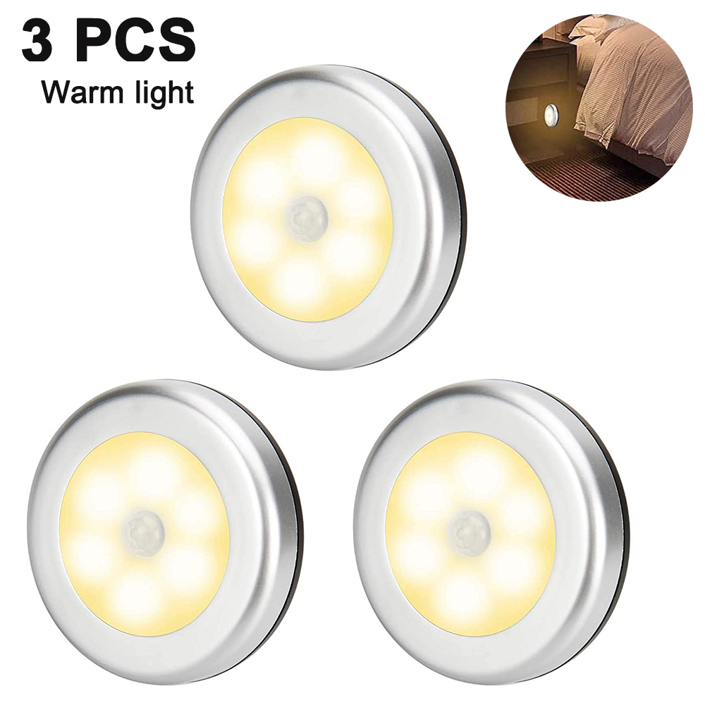 Drei runde, silberne LED-Leuchten mit warmgelbem Licht. Ein kleiner Ausschnitt zeigt ein Licht unter einem Bett.