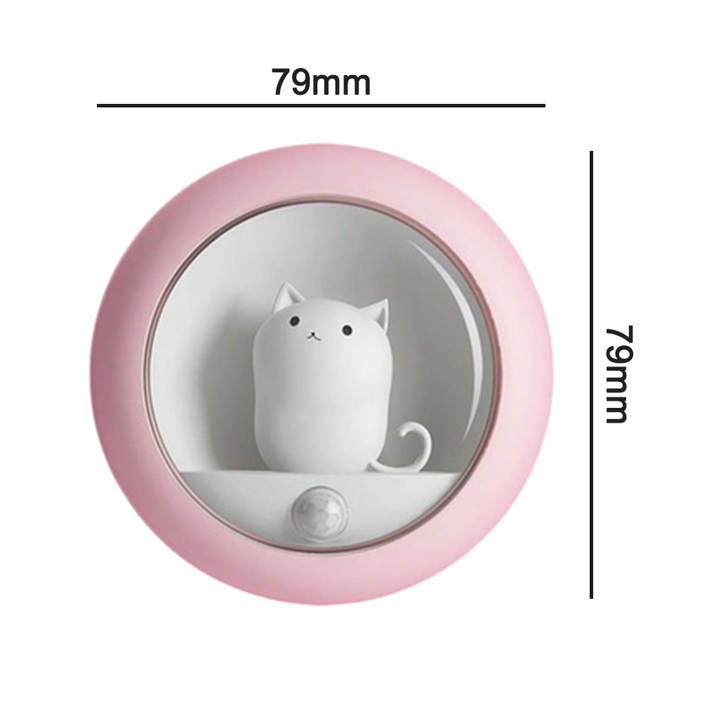 Ein weißes katzenförmiges Nachtlicht mit rosa Rahmen. Es ist 79 mm groß und hat unten einen Bewegungssensor.