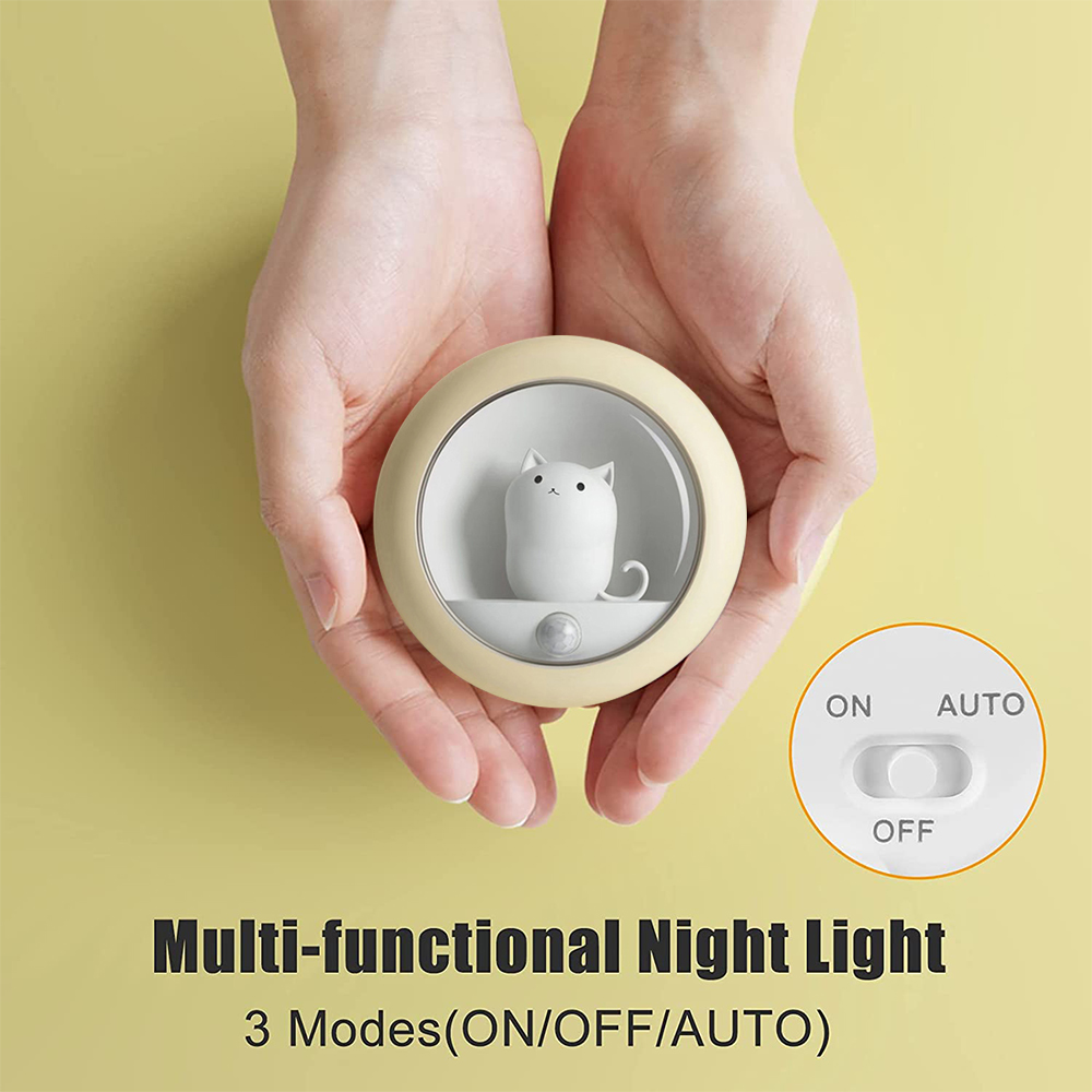 Hände halten ein katzenförmiges Nachtlicht. Es hat einen Ein-/Ausschalter und Text: Multifunktionales Nachtlicht, 3 Modi (EIN/AUS/AUTO).