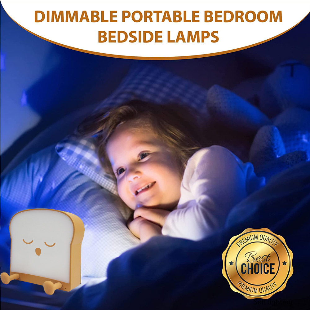 Ein Kind lächelt im Bett neben einer brotförmigen Lampe. Ein goldenes Siegel zeigt 'Best Choice'. Der Hintergrund ist dunkelblau.