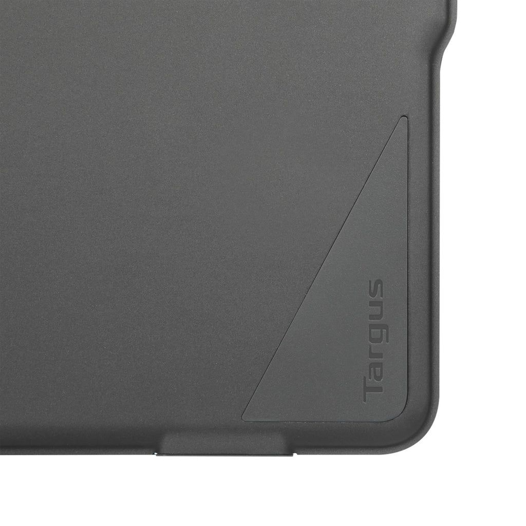 Un primo piano di una custodia grigia per laptop. Il logo Targus è visibile in basso a destra. La custodia è strutturata.