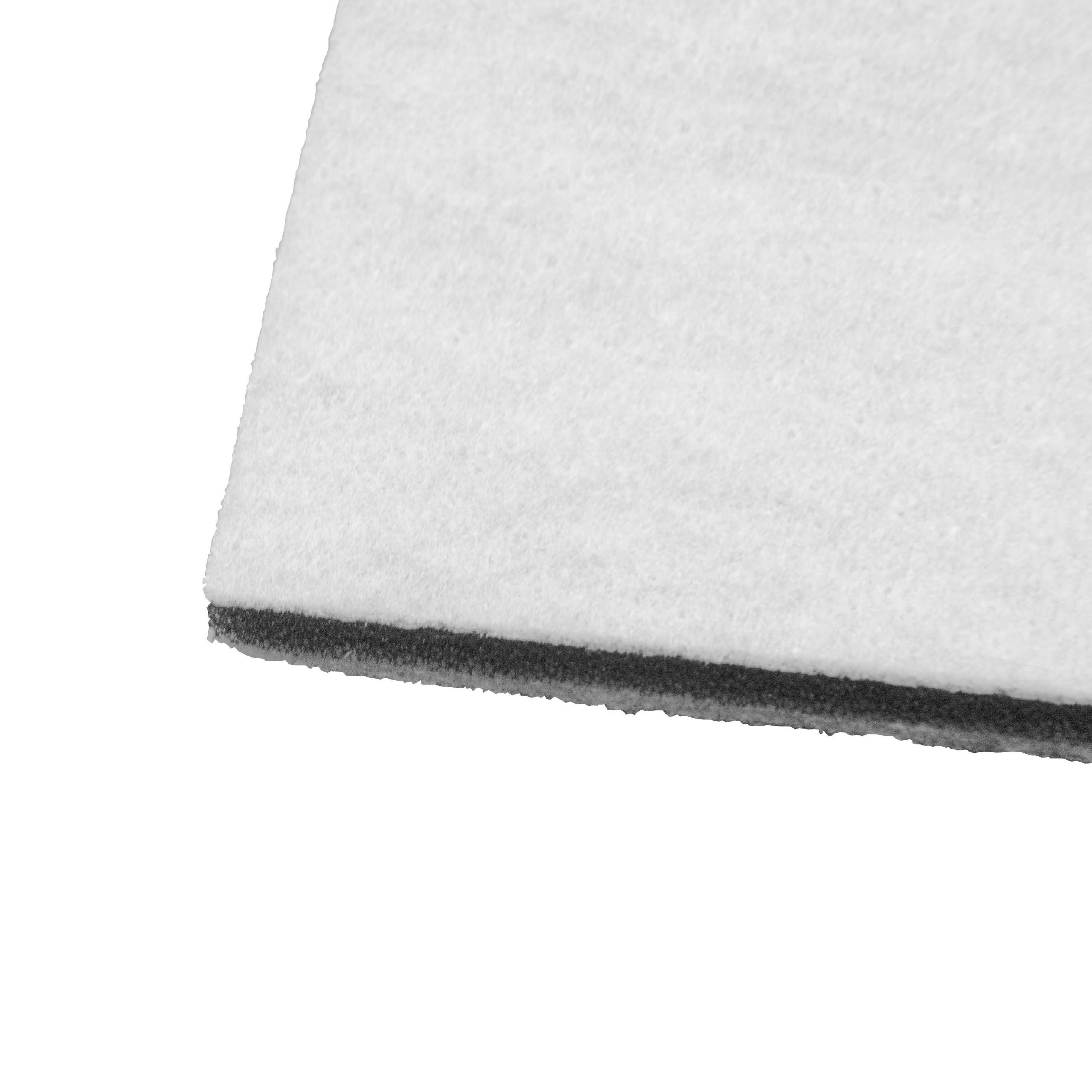 Nahaufnahme eines weißen, strukturierten Materials mit einem dunkelgrauen Rand vor weißem Hintergrund.