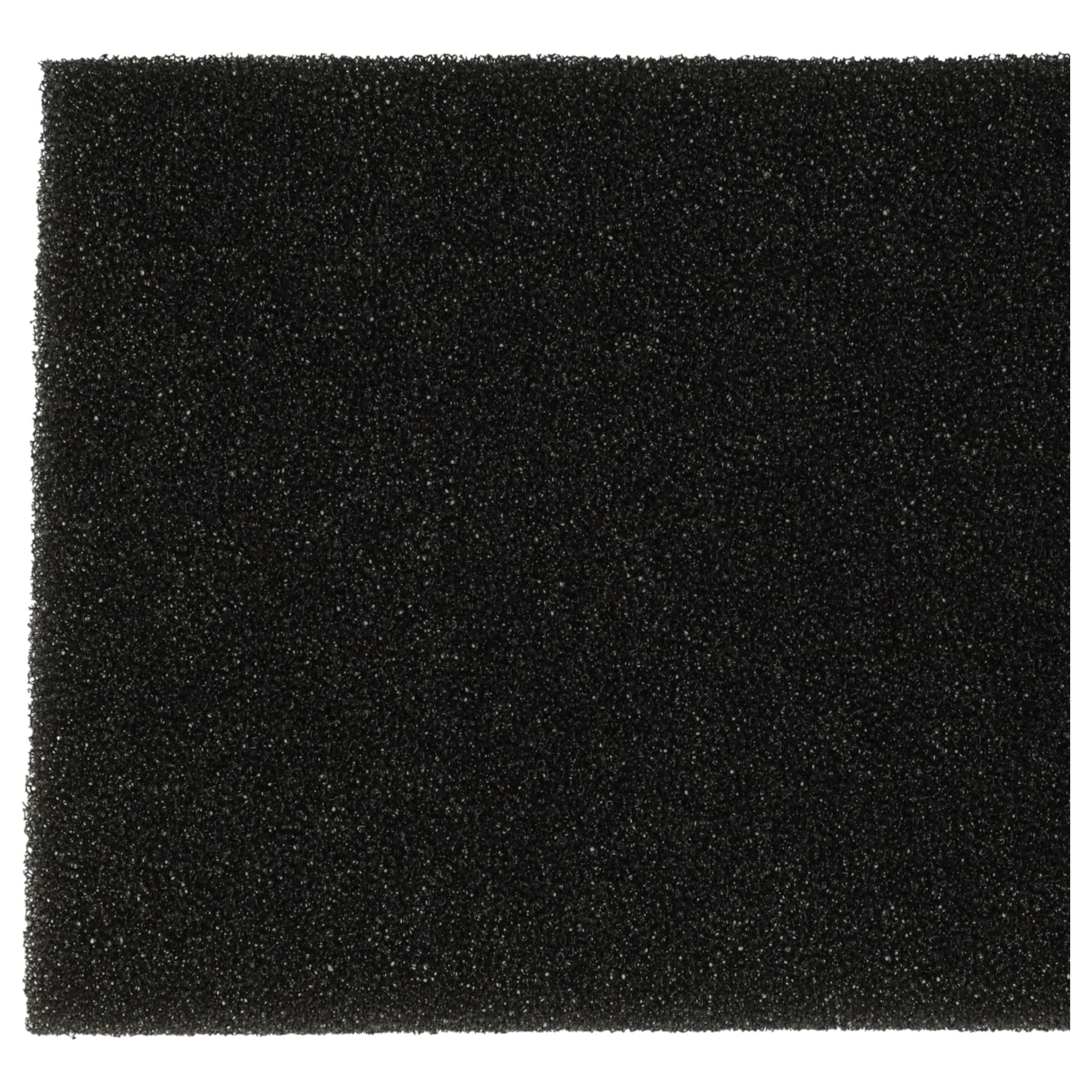 Nahaufnahme eines schwarzen Schaumstofffilters mit poröser Oberfläche vor weißem Hintergrund.