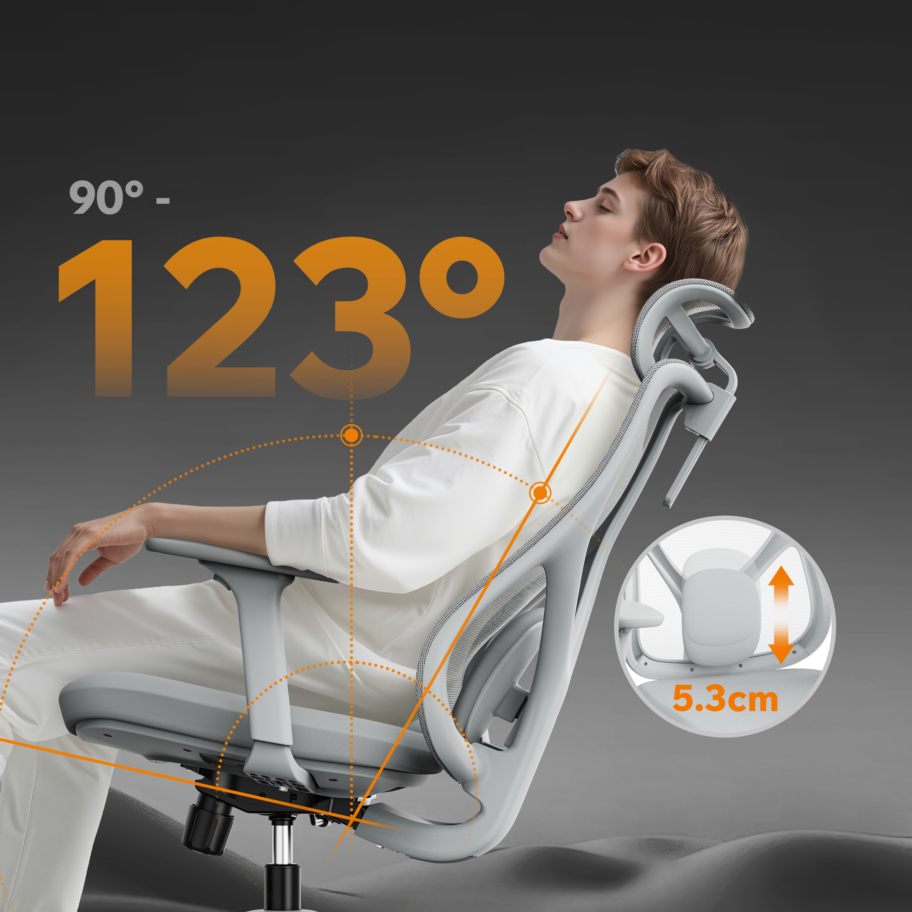 Un uomo è seduto su una sedia ergonomica grigia. Linee arancioni mostrano gli angoli di regolazione della sedia.
