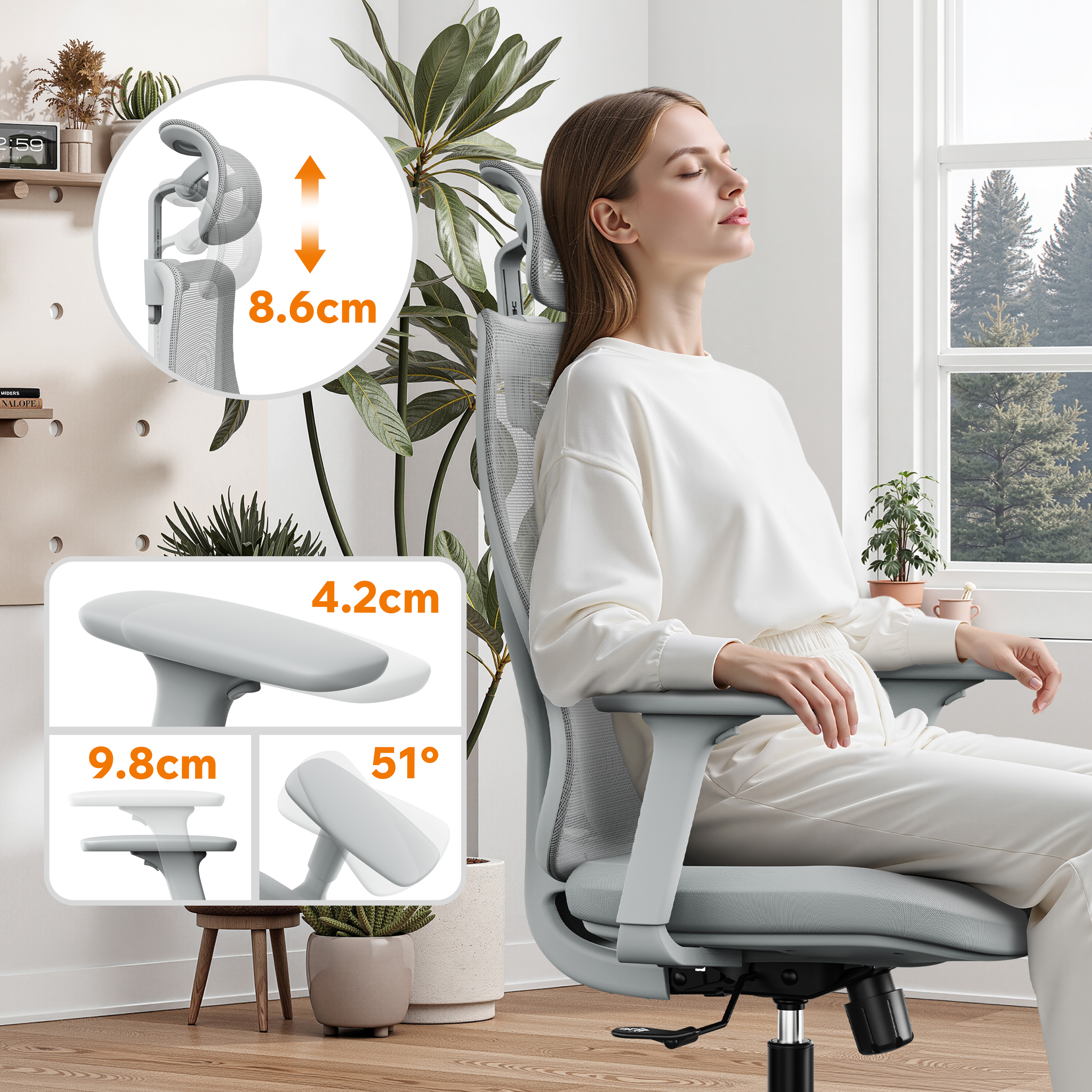 Una donna seduta su una sedia da ufficio grigia con gli occhi chiusi. Piante e una finestra sullo sfondo.