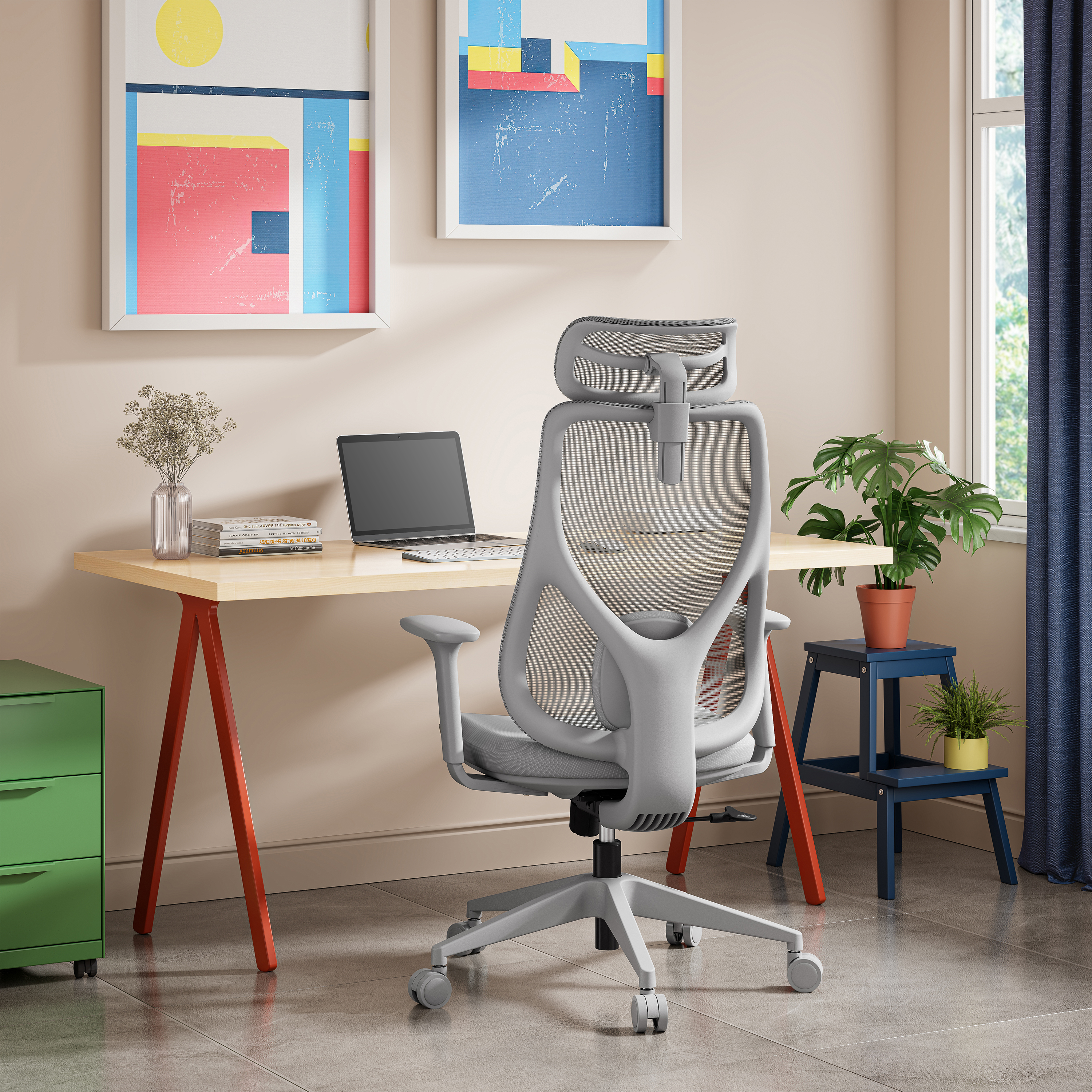 Scena d'ufficio con scrivania, sedia, laptop e opere d'arte. Armadietto verde a sinistra, piante e finestra a destra, parete neutra.