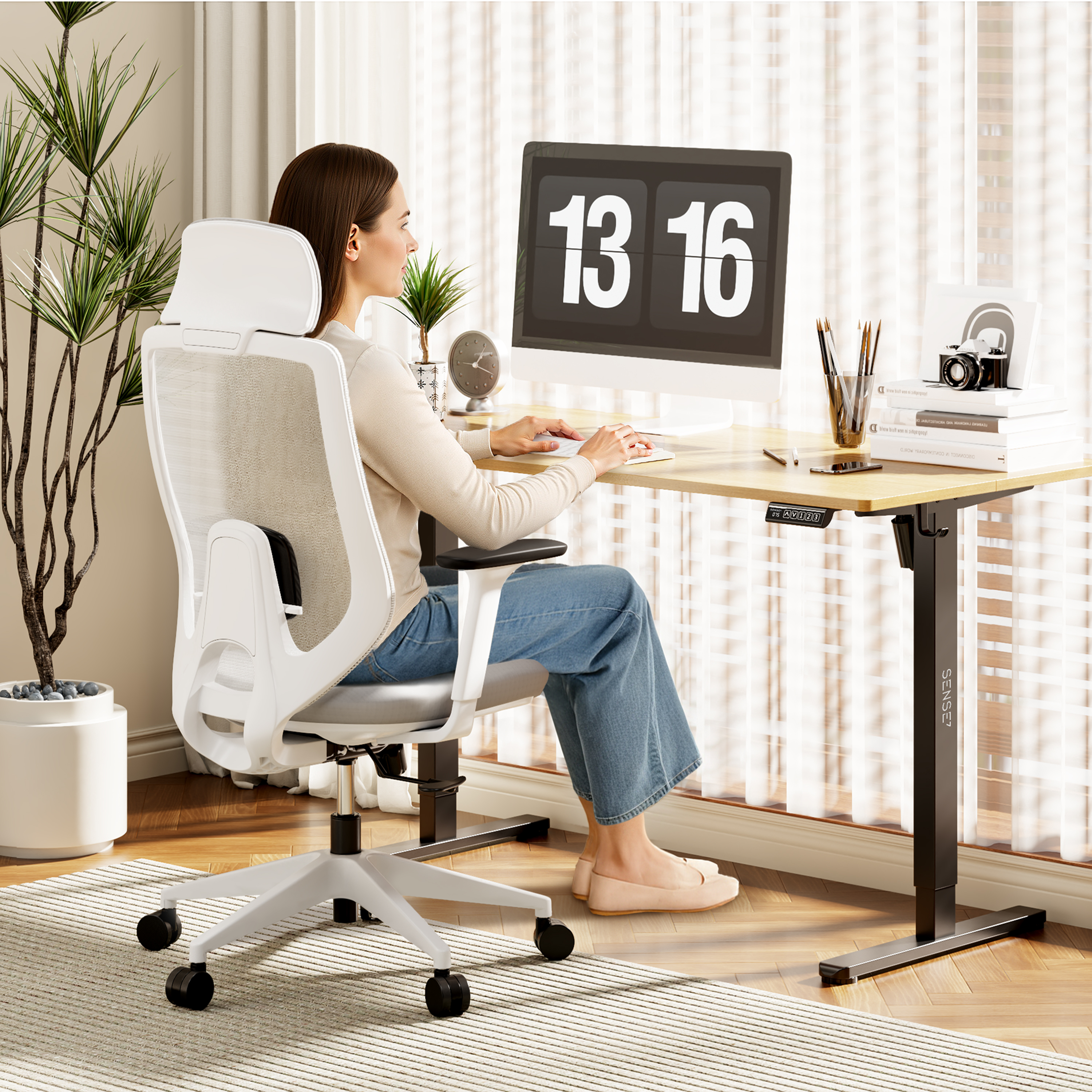 Donna alla scrivania che digita sulla tastiera, guarda un orologio digitale. Sedia ergonomica bianca, pianta sullo sfondo.