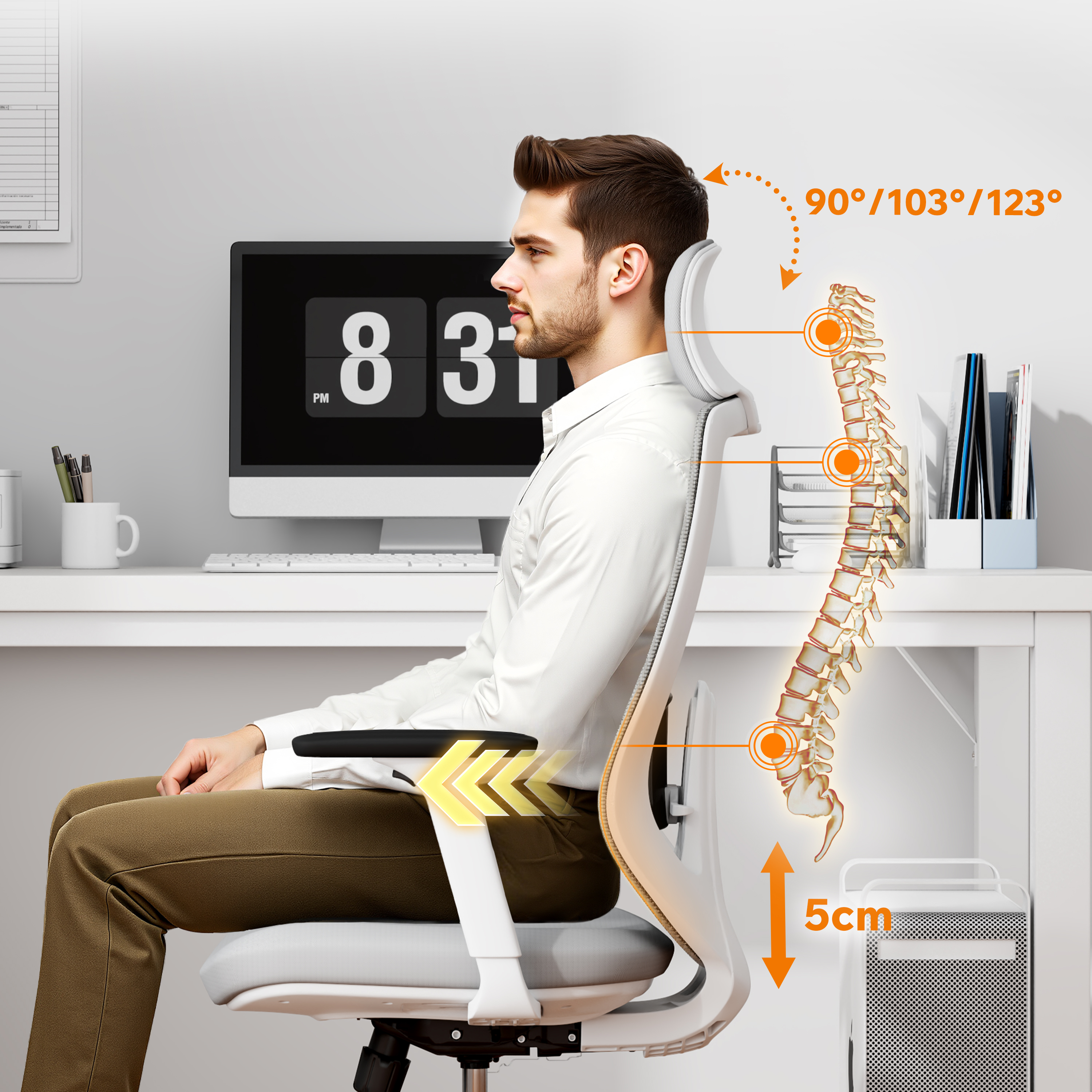 Uomo seduto su una sedia ergonomica. Mostra l'allineamento della colonna vertebrale, angoli e misure. Scrivania con computer, orologio e accessori.