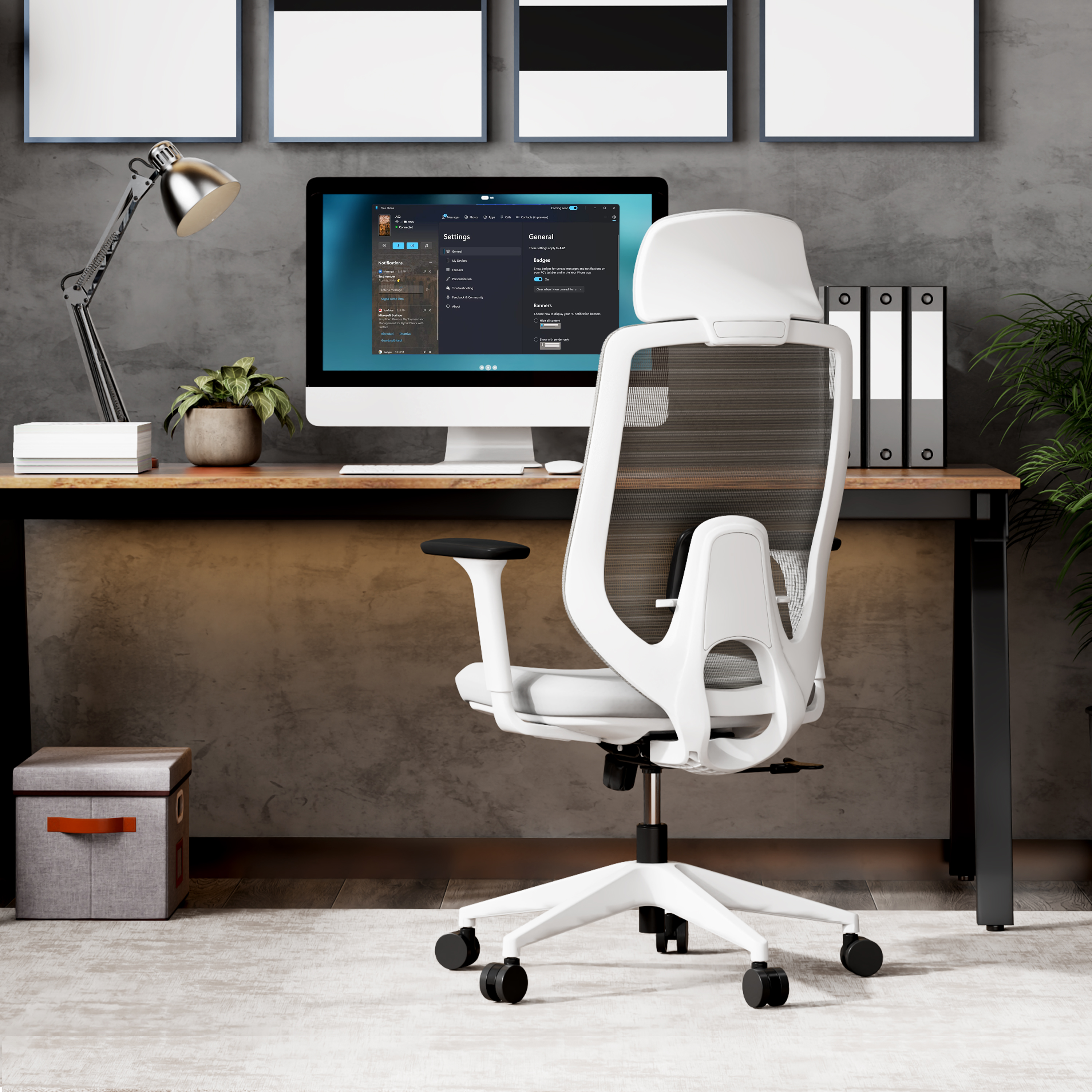 Un moderno allestimento per ufficio con computer, sedia e scrivania. Sono visibili anche una pianta e arte incorniciata.