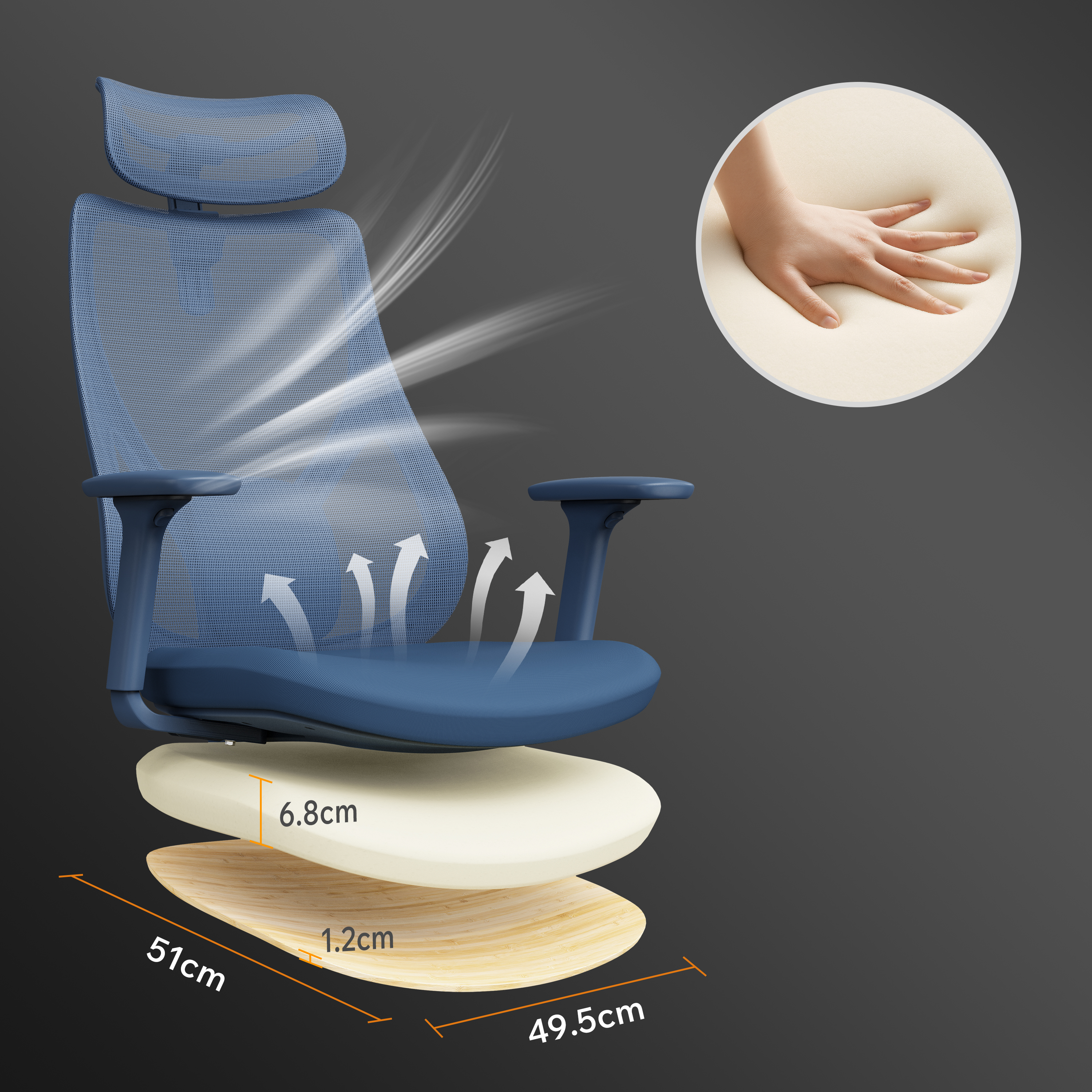 Sedia da ufficio blu con dimensioni. Mano tocca la schiuma. Frecce indicano il flusso d'aria. Sfondo grigio.