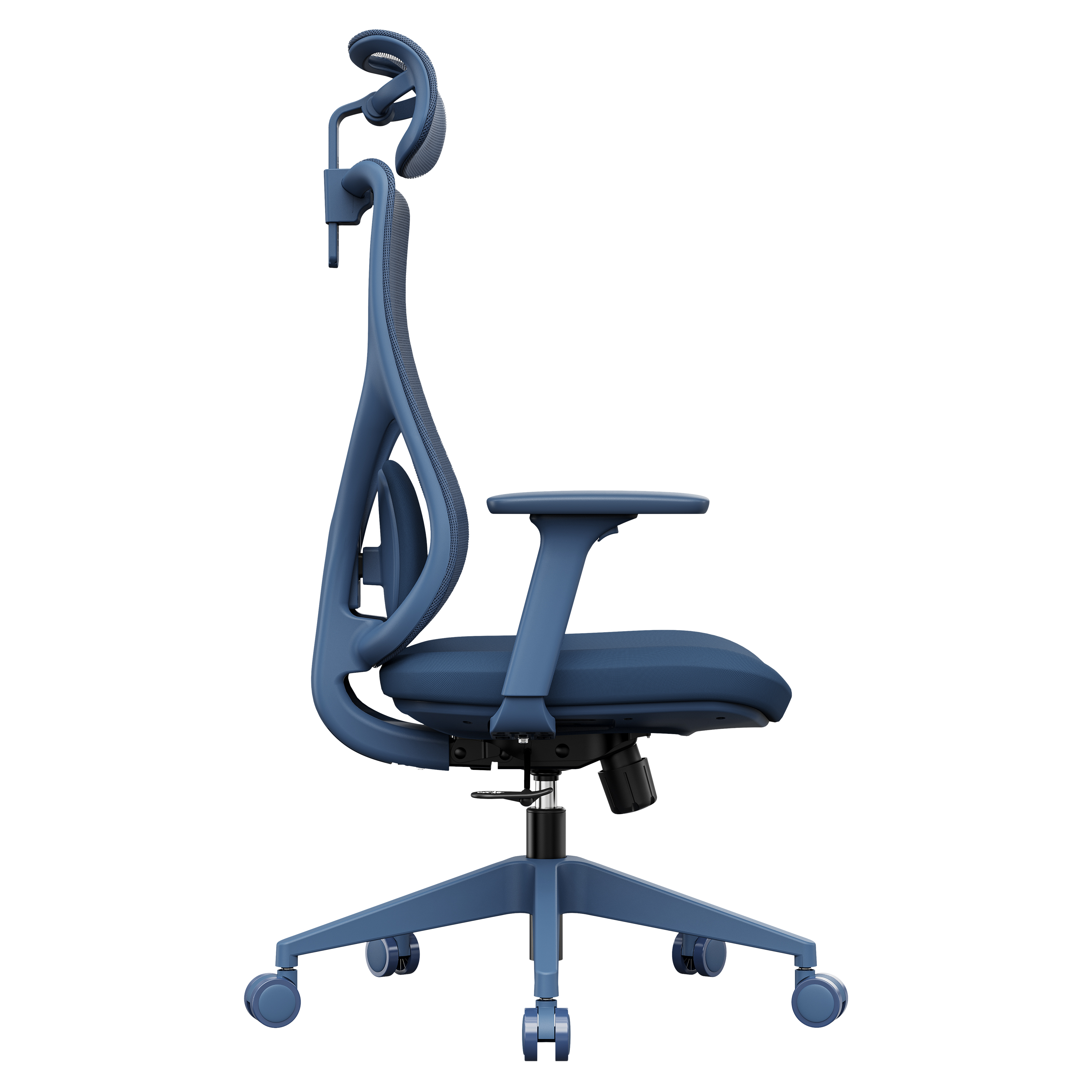 Ein blauer ergonomischer Bürostuhl mit Kopfstütze, Armlehnen und Fünf-Rollen-Basis, vor weißem Hintergrund.