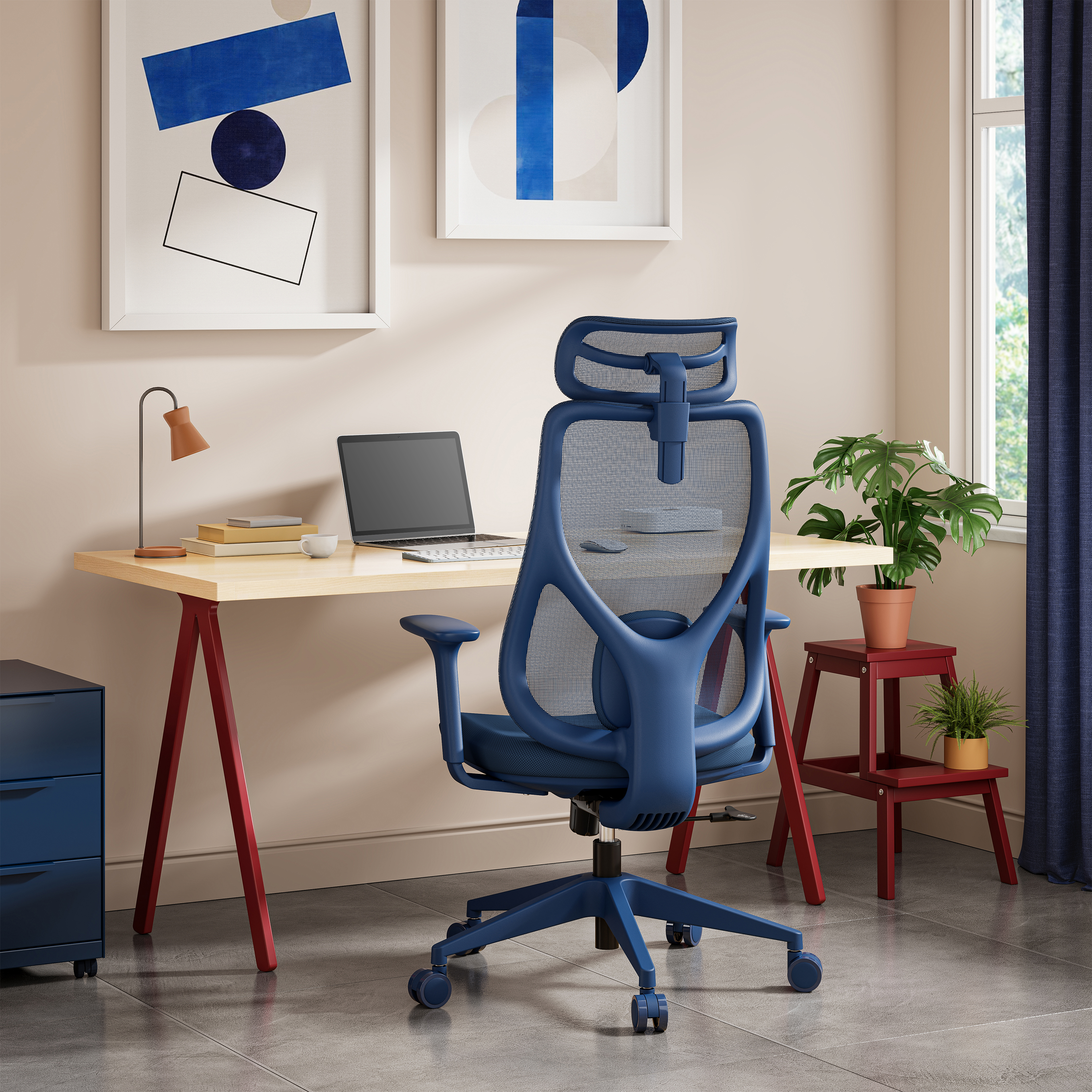 Ufficio con sedia ergonomica blu, scrivania con laptop, opere d'arte, piante e finestra con tende blu.