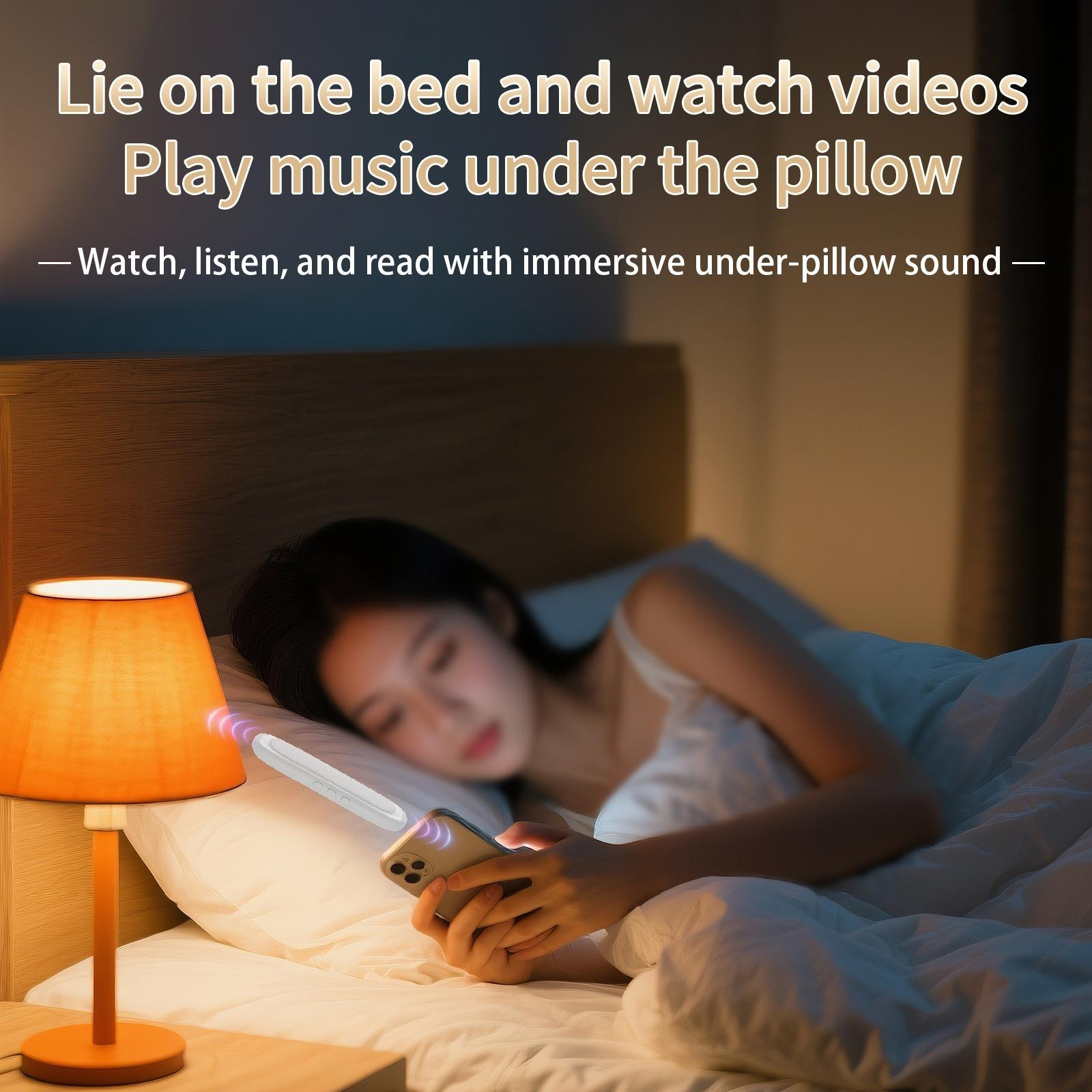 Frau auf dem Bett mit Telefon, daneben eine Lampe. Text: 'Lege dich auf das Bett und schaue Videos...'