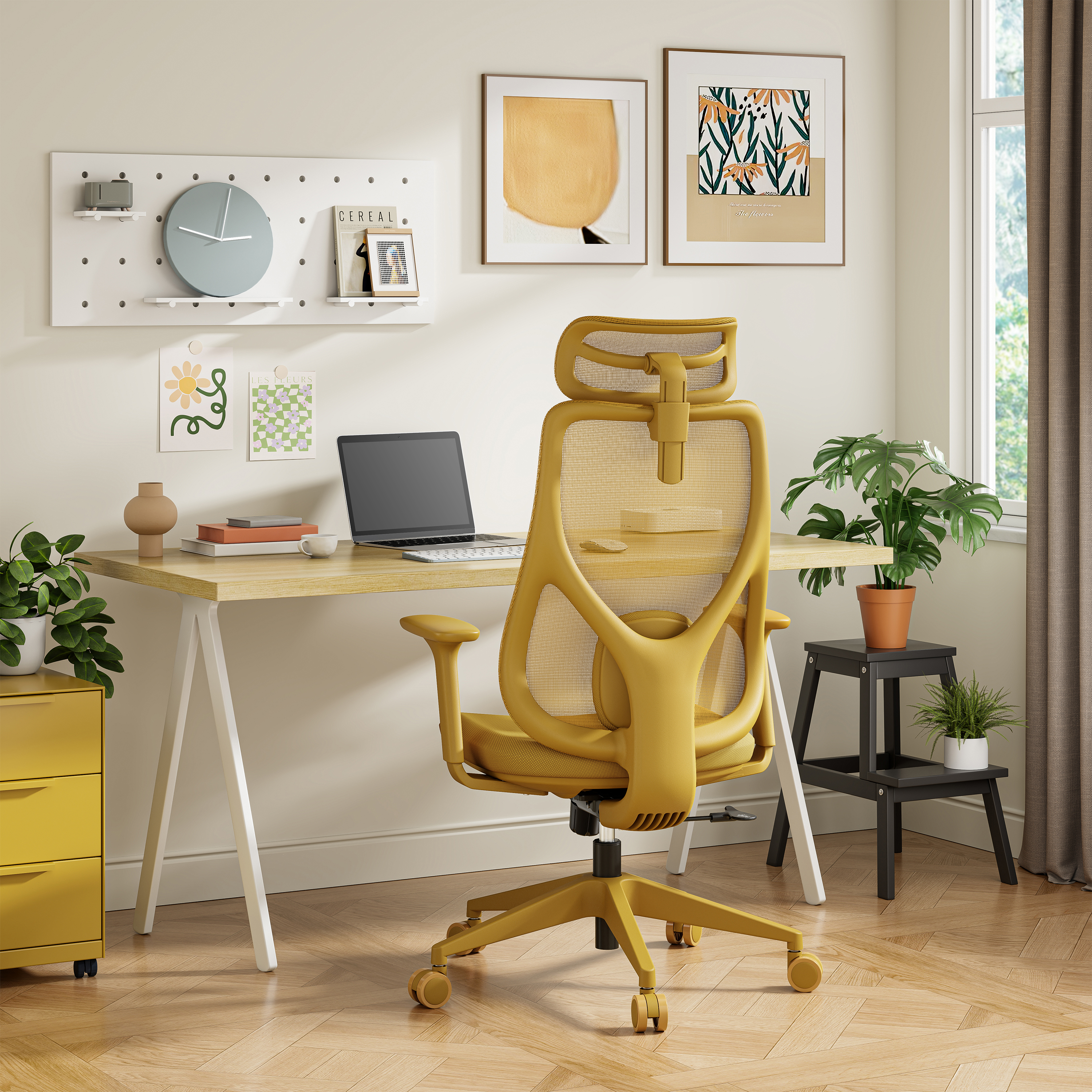 Un ufficio con sedia gialla, laptop, scrivania e finestra con tenda.