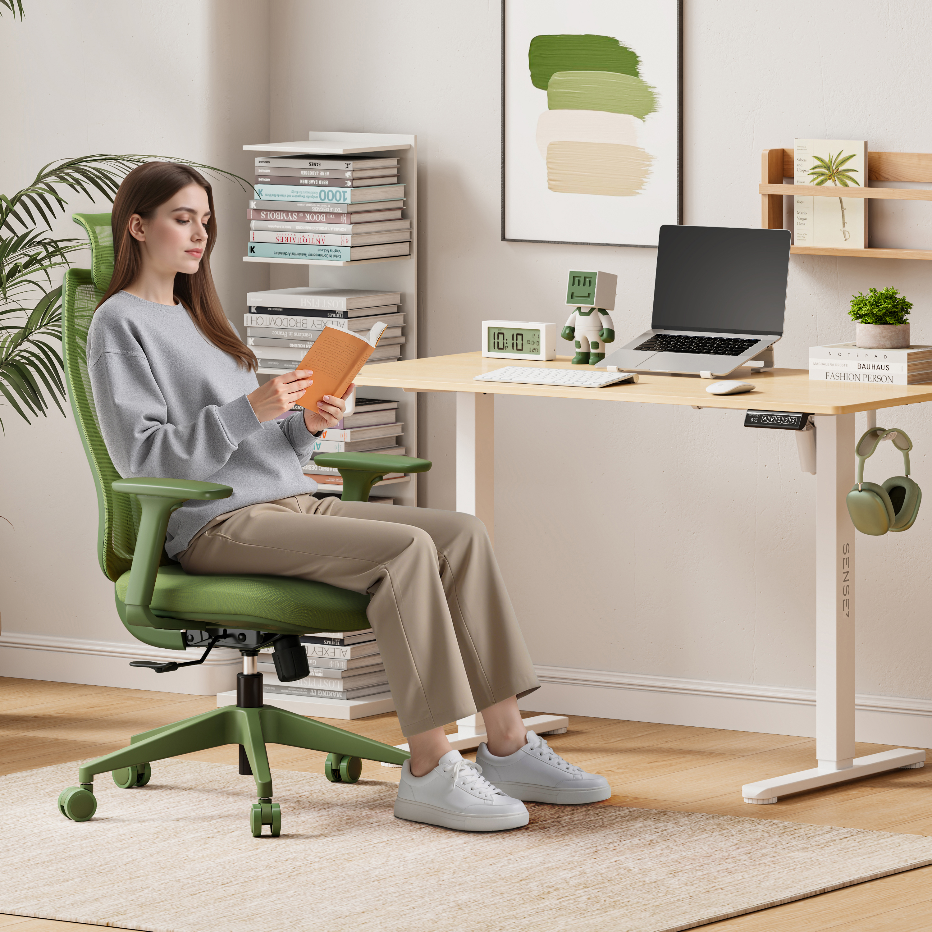 Donna legge libro, seduta su sedia verde. Laptop, robot e orologio su scrivania in legno. Cuffie verdi.