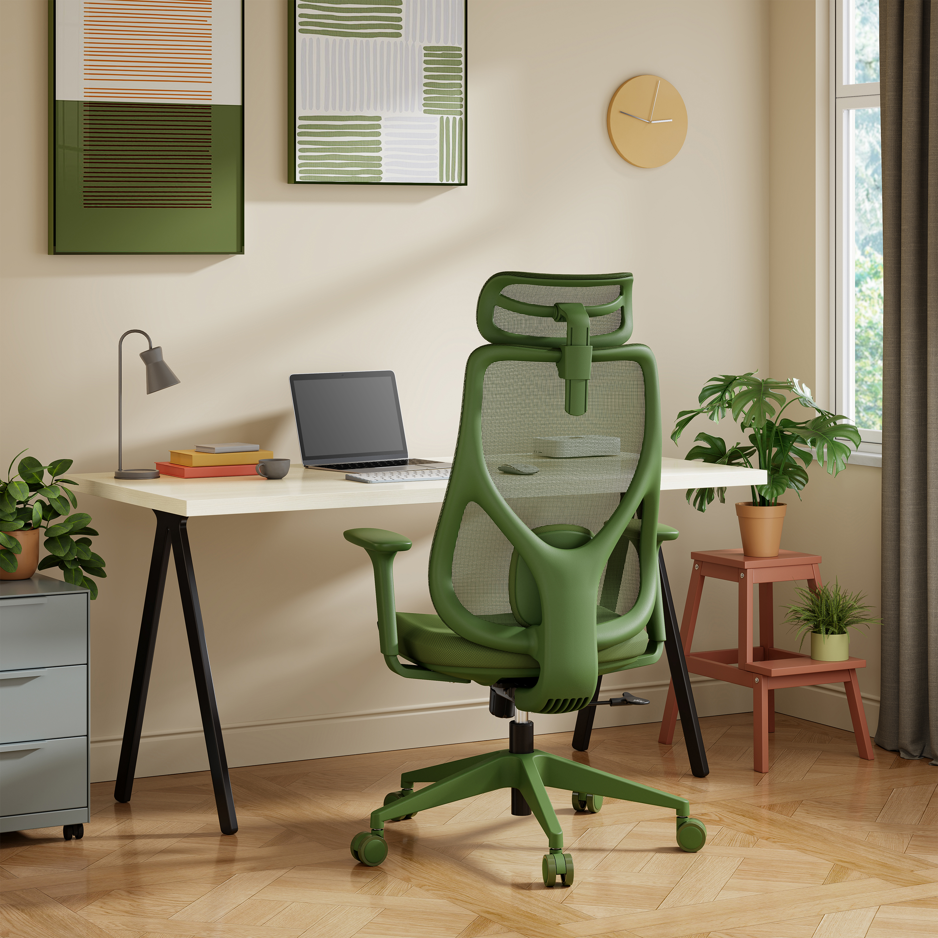 Una sedia da ufficio verde in una stanza con scrivania, laptop, piante, opere d'arte e finestra con tenda.