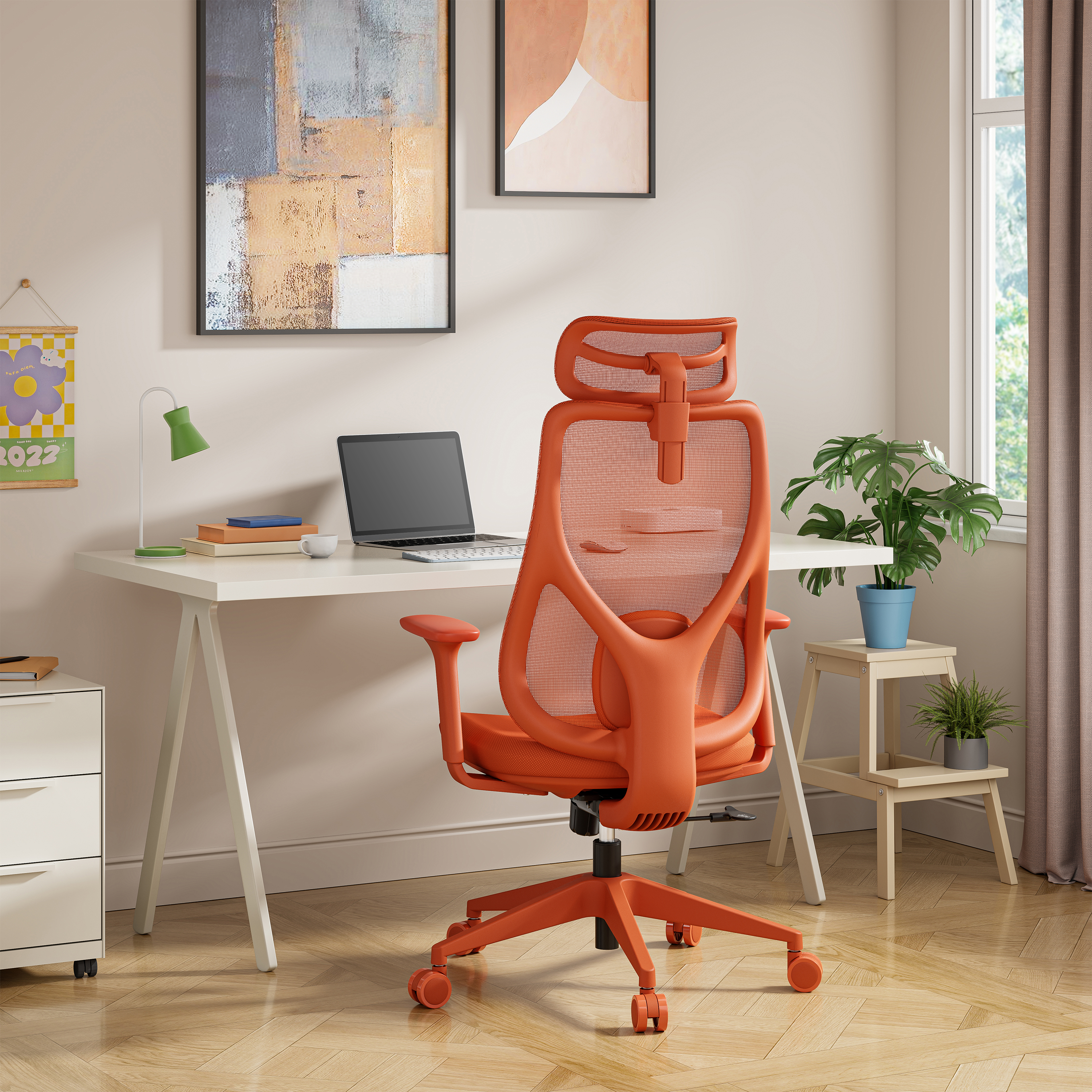 Scena d'ufficio con sedia arancione, laptop, scrivania e piante. Sono visibili anche opere d'arte e finestra con tenda.