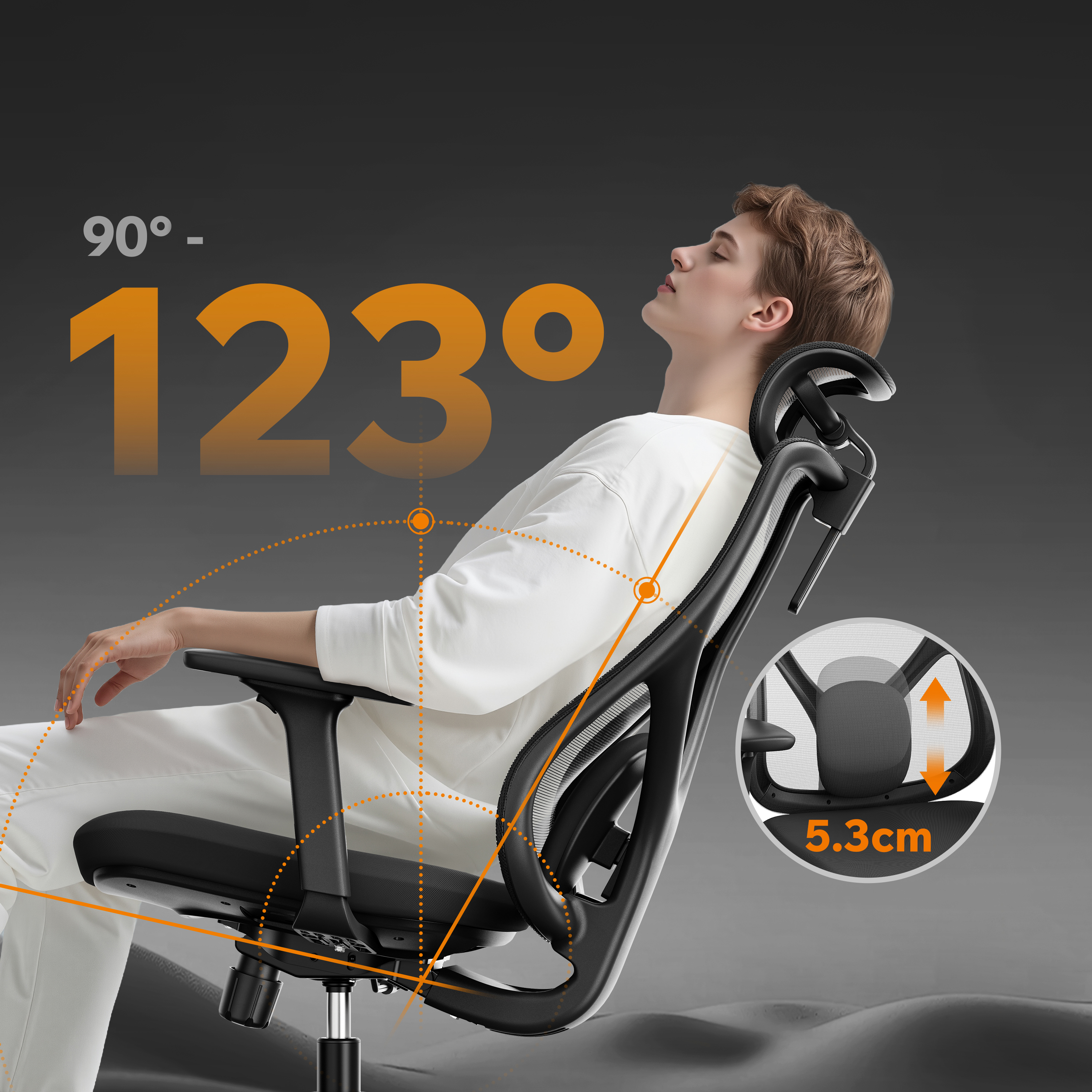 Un uomo con una camicia bianca si reclina su una sedia ergonomica nera, con angoli e misure.