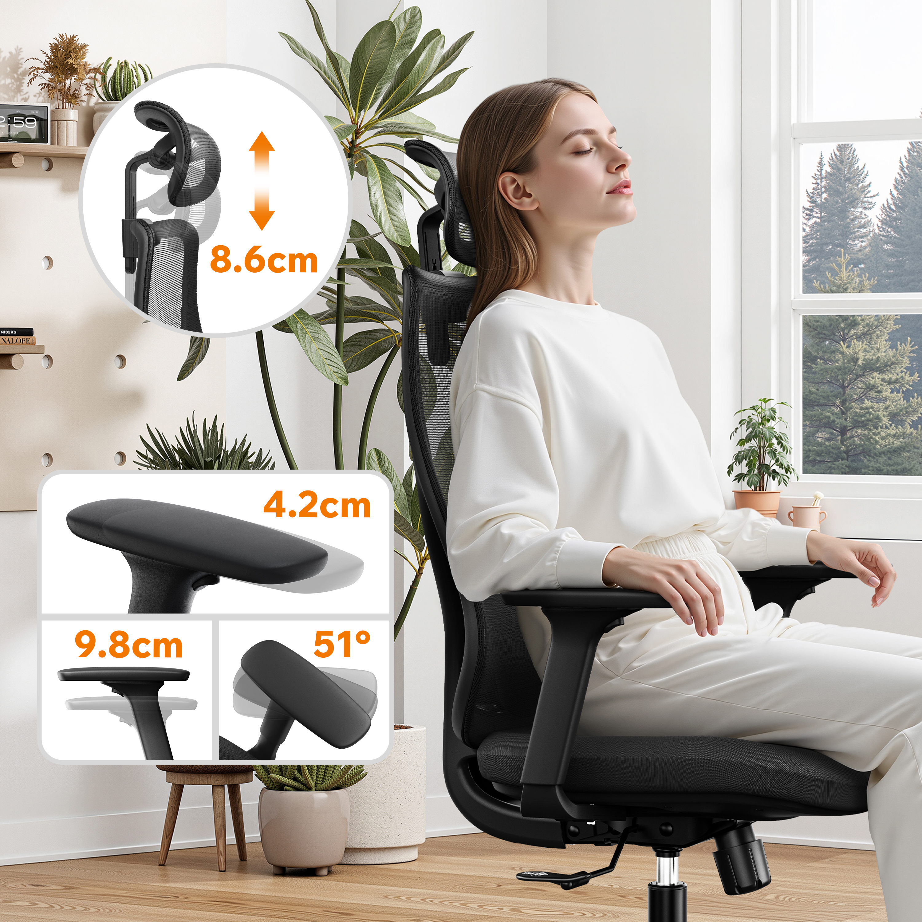 Donna in bianco seduta su sedia nera con poggiatesta. I diagrammi mostrano regolazioni e dimensioni della sedia. Piante verdi e finestra sullo sfondo.