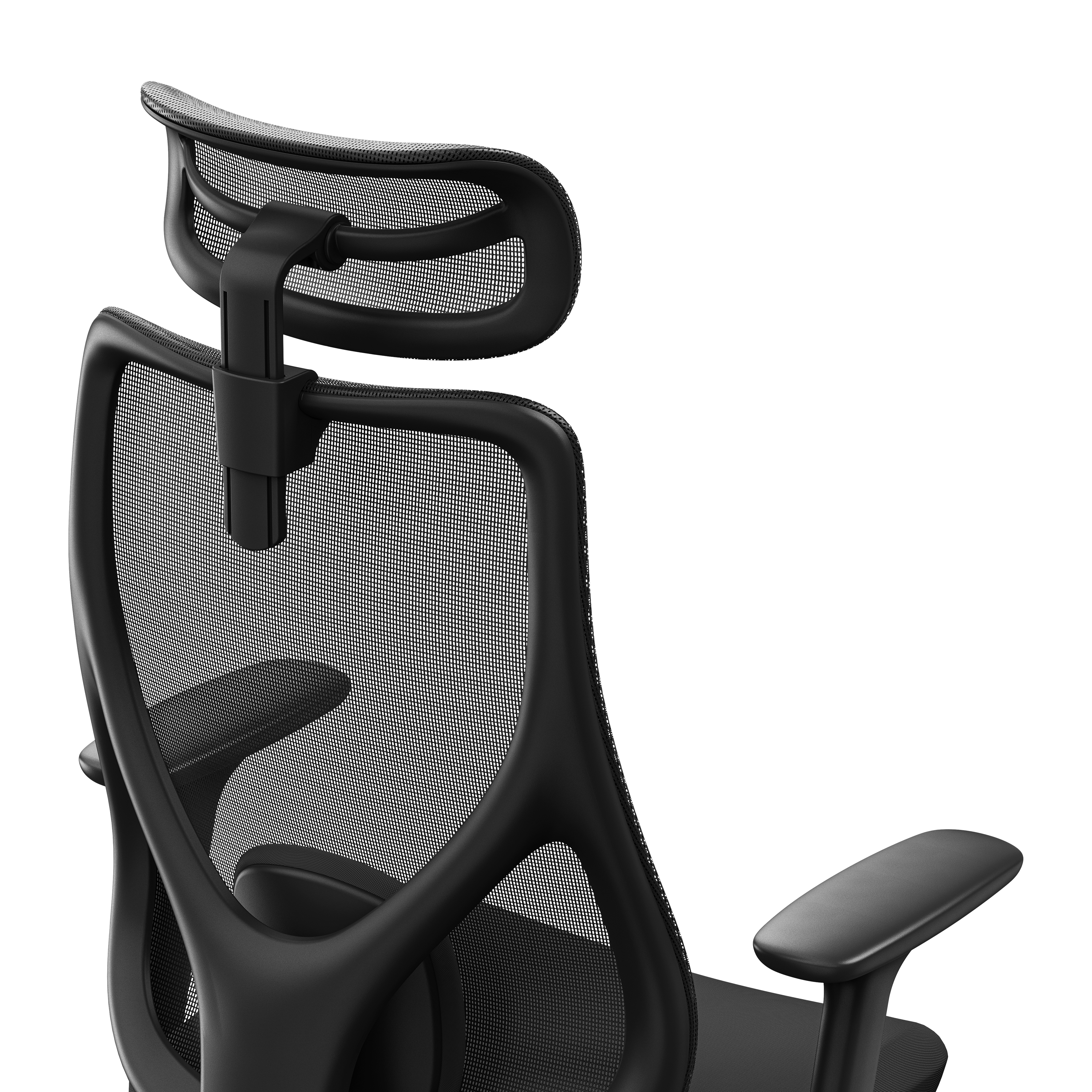 Primo piano di una sedia da ufficio in rete nera. Schienale e poggiatesta sono visibili, con braccioli. Lo sfondo è bianco.