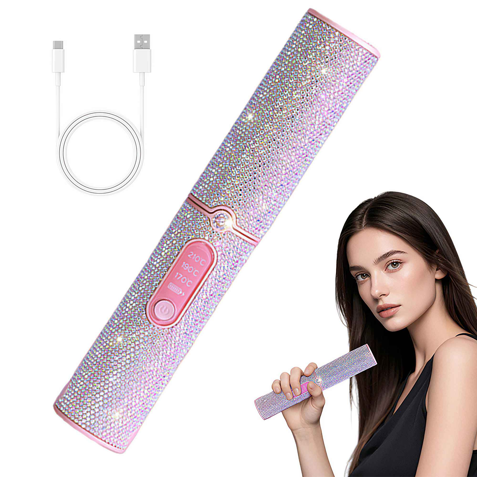 Eine Frau hält ein mit Strass besetztes Haarglätteisen. Das Glätteisen hat ein rosa Bedienfeld und ein USB-Kabel. Der Hintergrund ist weiß.