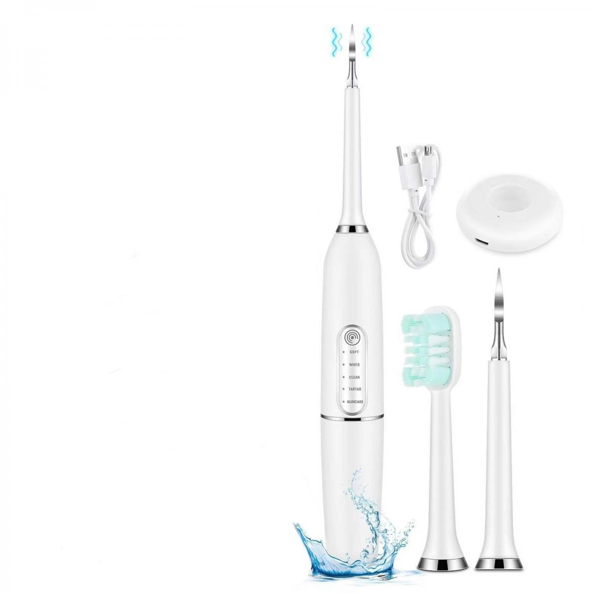 Weißes Zahnreinigungsgerät mit Zubehör: Bürstenkopf, Scaler, Ladestation und USB-Kabel. Wasserspritzeffekt unten.