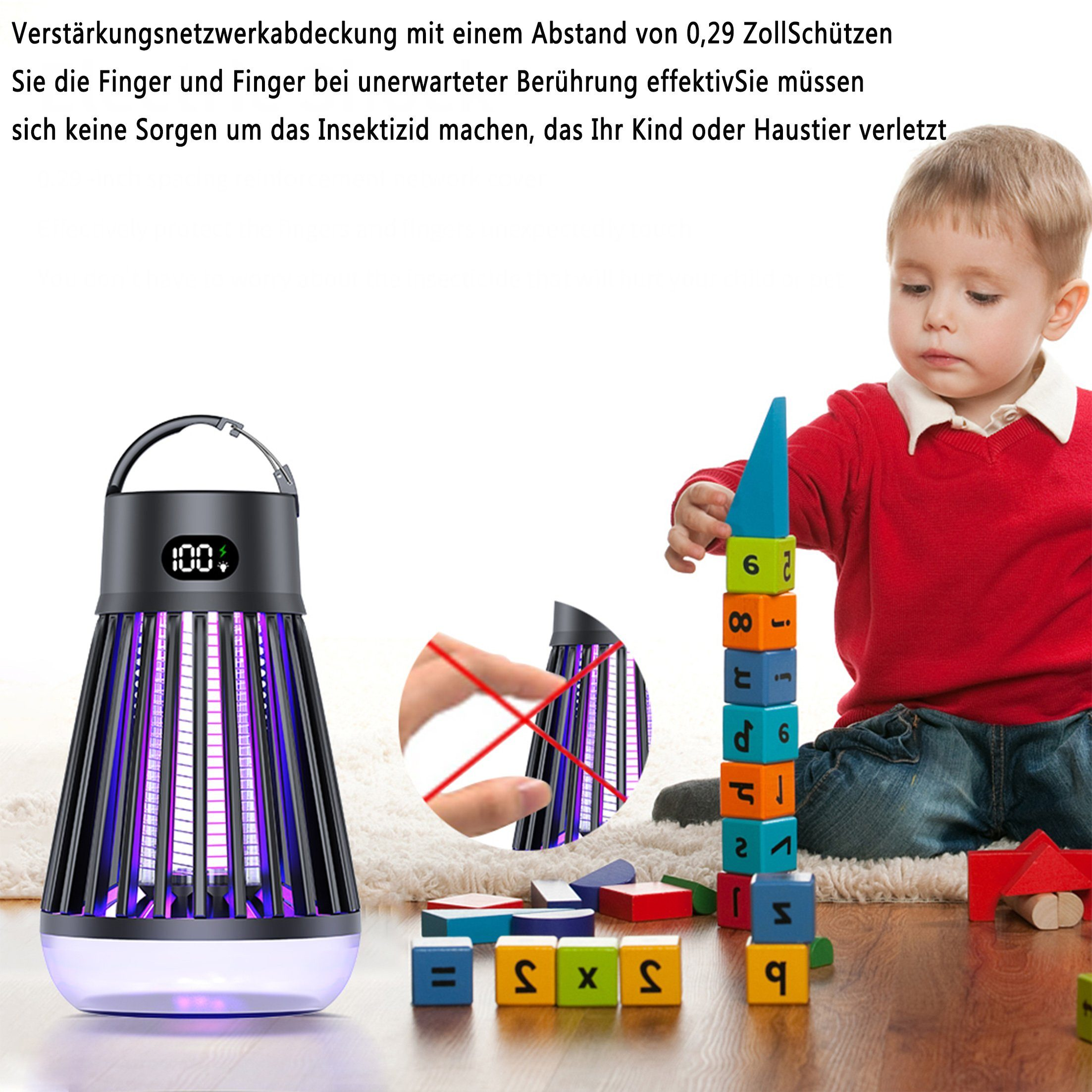 Ein Kind in einem roten Hemd spielt mit Bauklötzen. Links ist ein Moskitokiller.