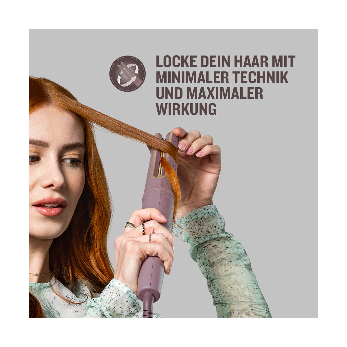 Una donna dai capelli rossi usa un ferro arricciacapelli. Il testo dice: "Arriccia i tuoi capelli con tecnica minima e massimo effetto".