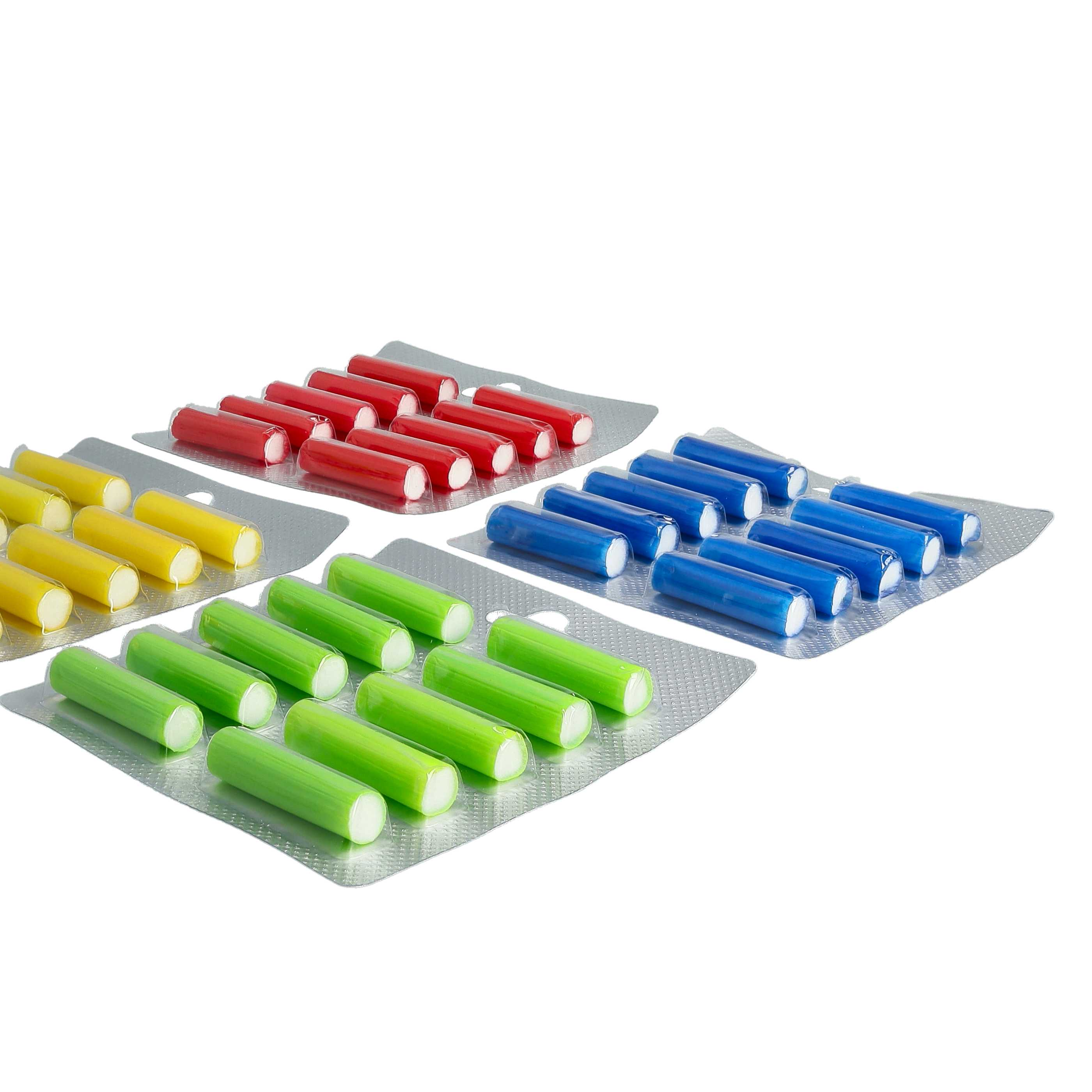 Mehrere Blisterpackungen mit bunten zylindrischen Objekten. Farben sind Rot, Gelb, Grün und Blau.
