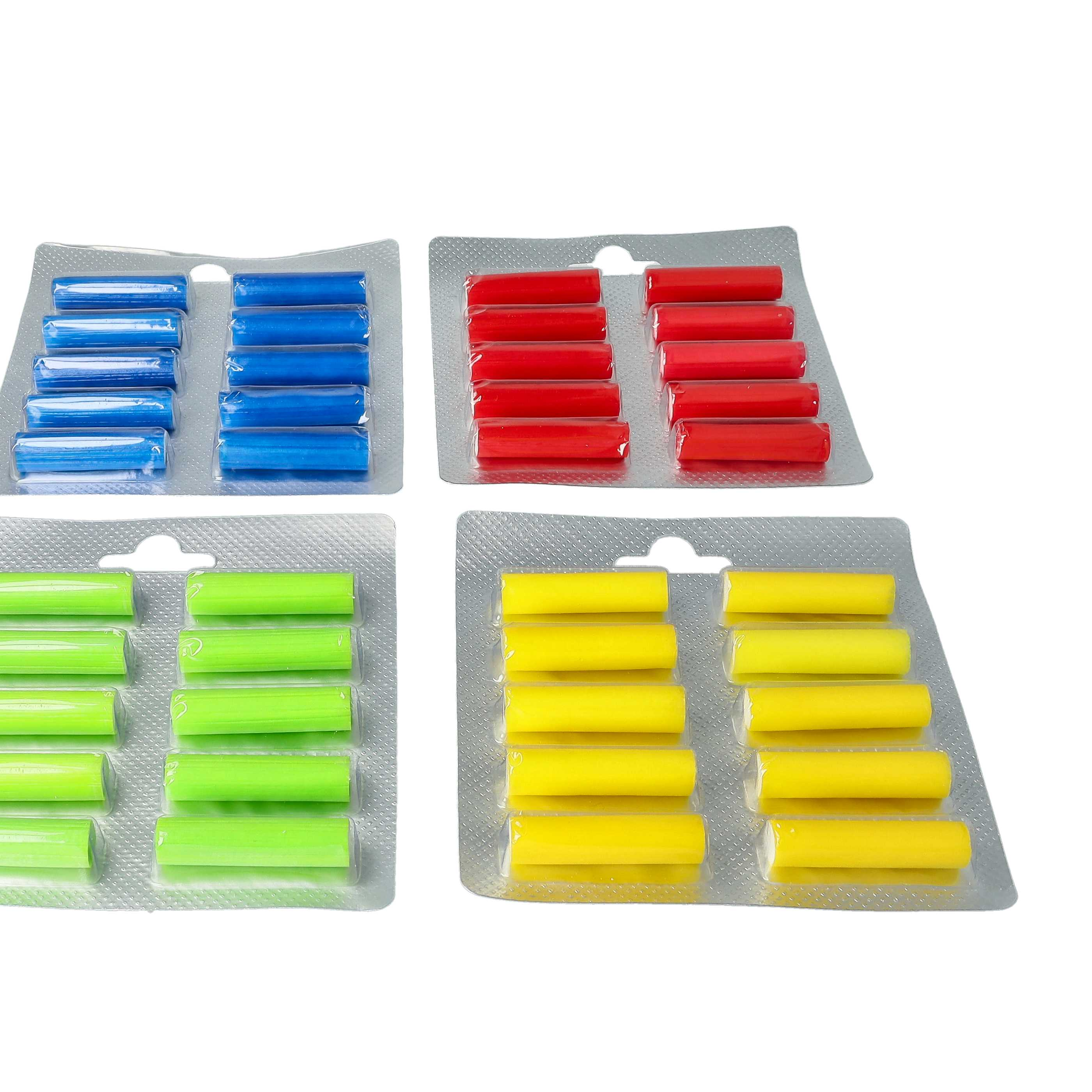 Vier Blisterpackungen mit blauen, roten, grünen und gelben zylindrischen Objekten. Jede Packung hat mehrere Artikel.