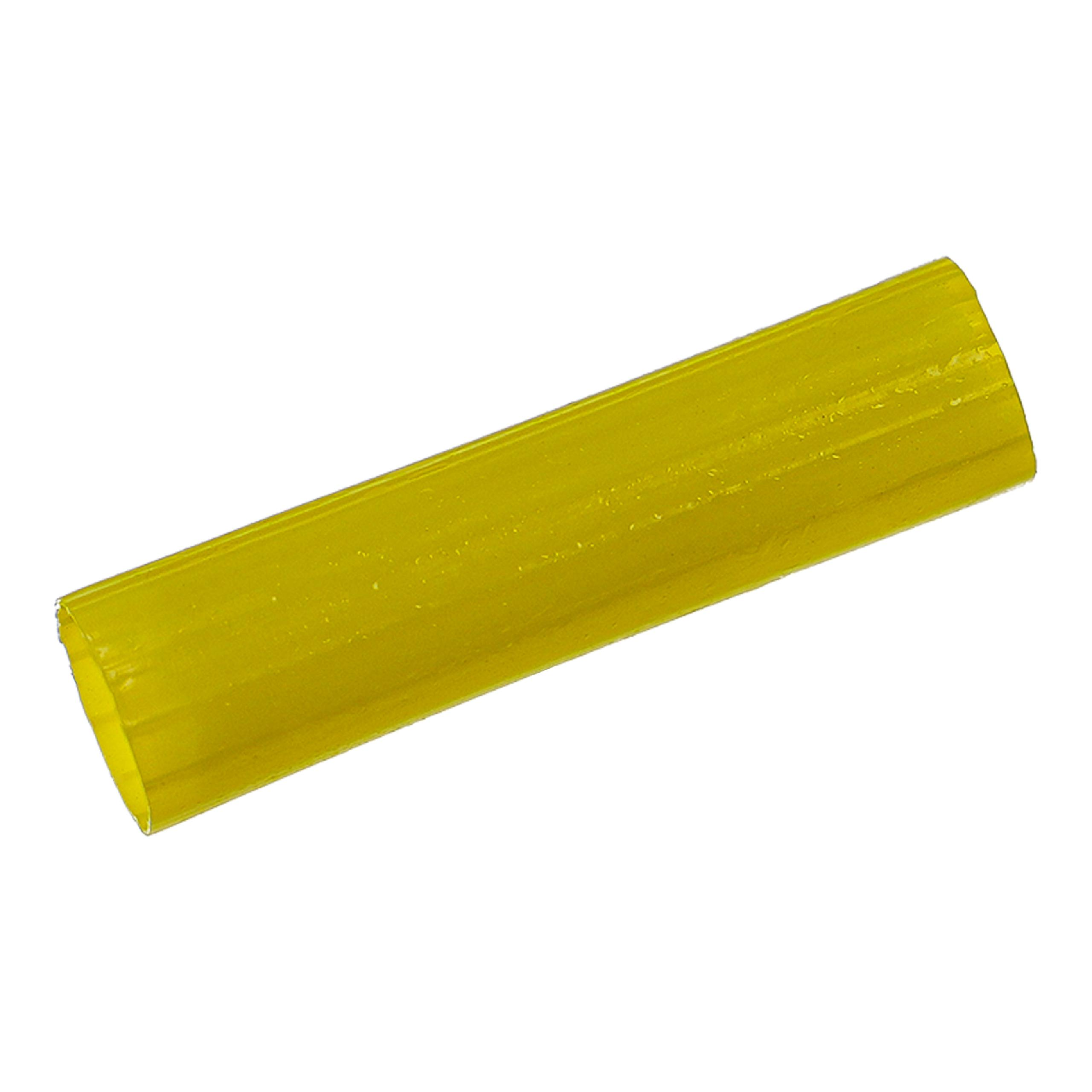 Ein gelbes, zylindrisches Objekt liegt diagonal vor weißem Hintergrund. Das Objekt hat ein durchscheinendes Aussehen.