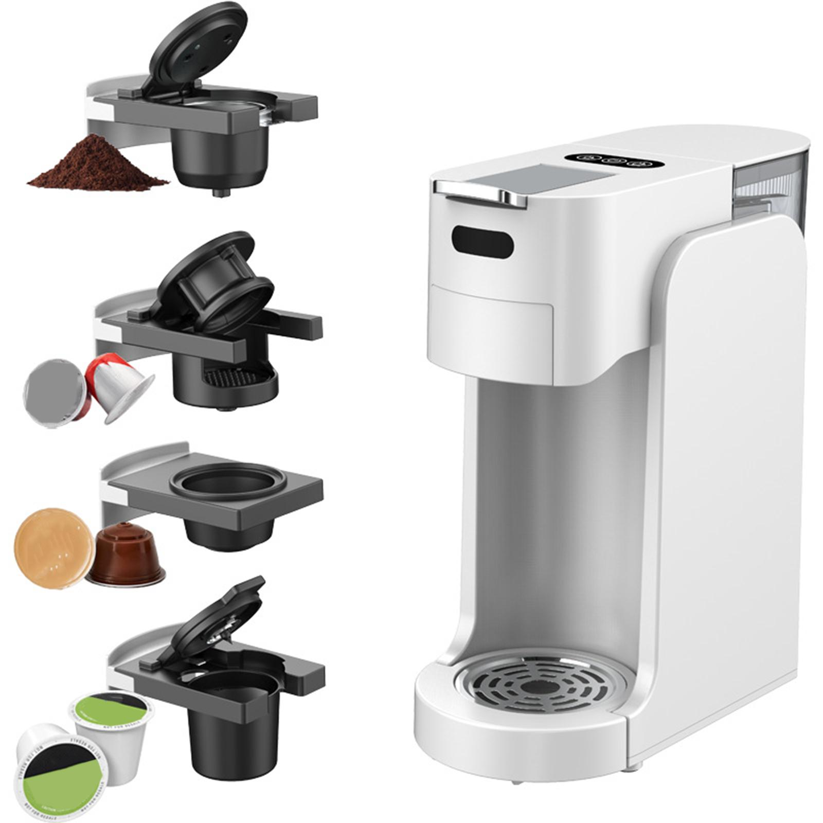 Eine weiße Kaffeemaschine mit schwarzem Deckel und Kaffeepads, verschiedene Stadien der Kaffeezubereitung werden gezeigt.