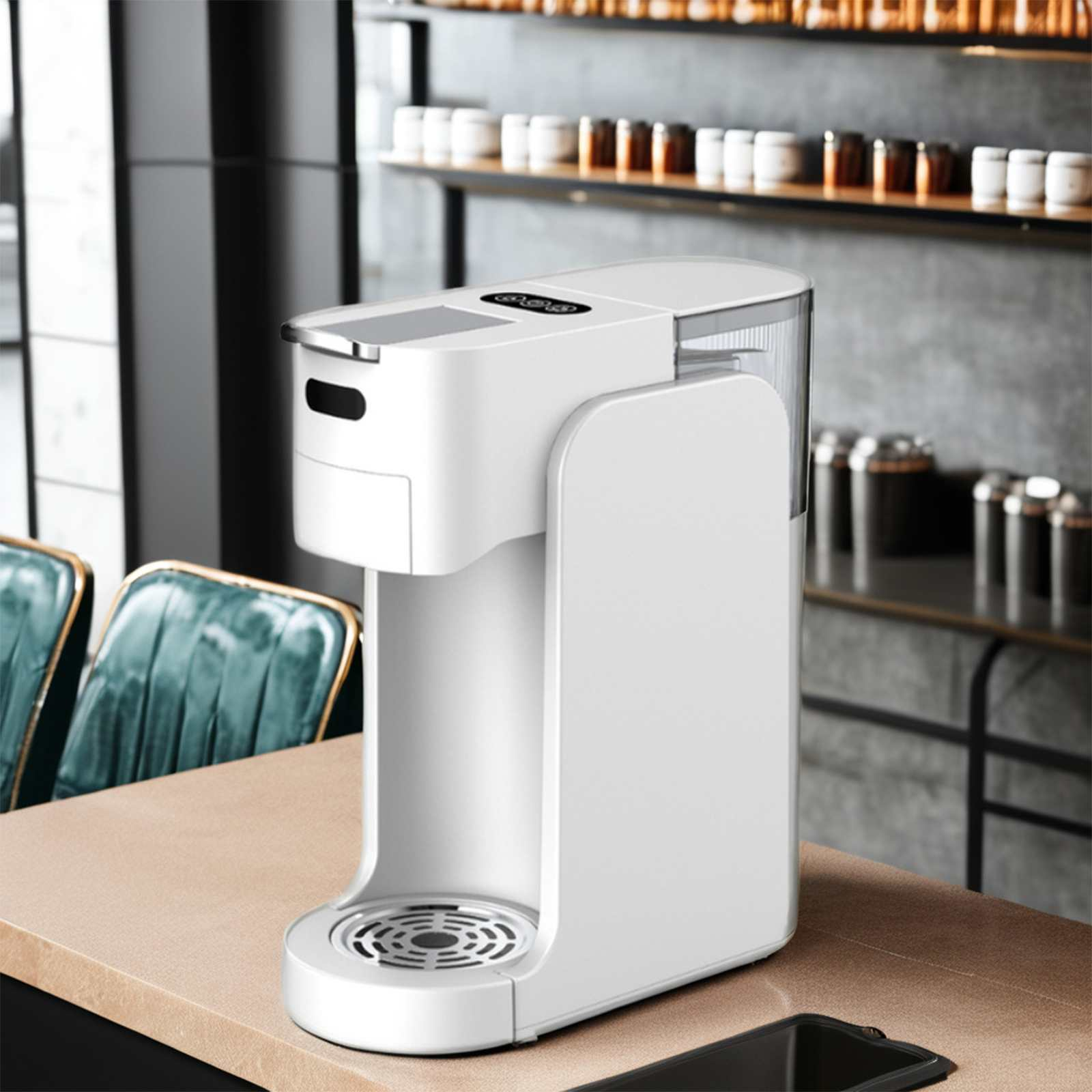 Eine weiße Kaffeemaschine steht auf einem Tisch. Der Hintergrund umfasst Regale mit Tassen und ein verschwommenes Interieur.
