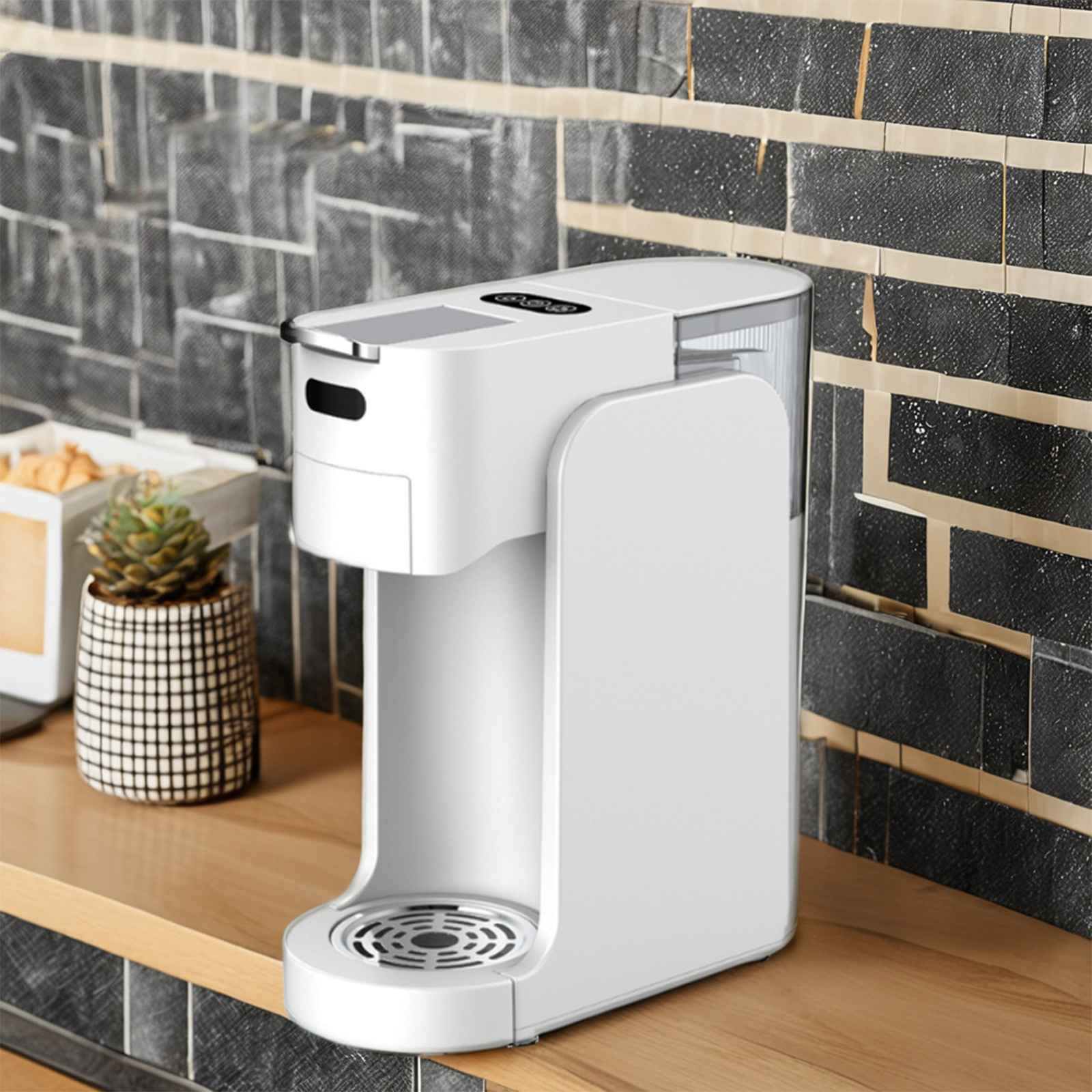 Ein weißer Kaffeeautomat steht auf einer Holztheke. Links steht eine Sukkulente in einem gemusterten Topf. Dunkle Ziegelmauer.