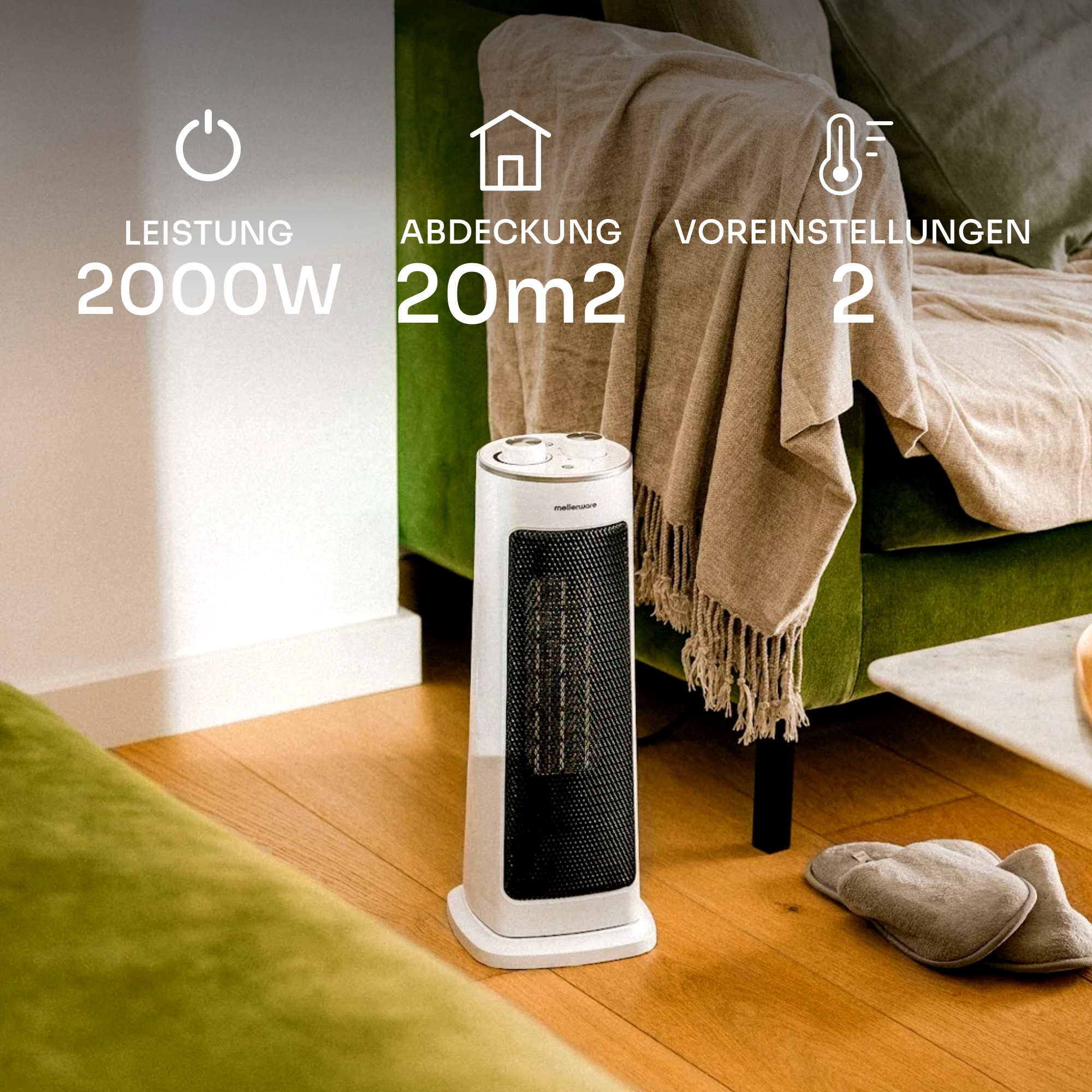 Ein weißer Elektroheizer auf einem Holzboden neben einem grünen Sessel und einer beigen Decke. Hausschuhe sind im Vordergrund.